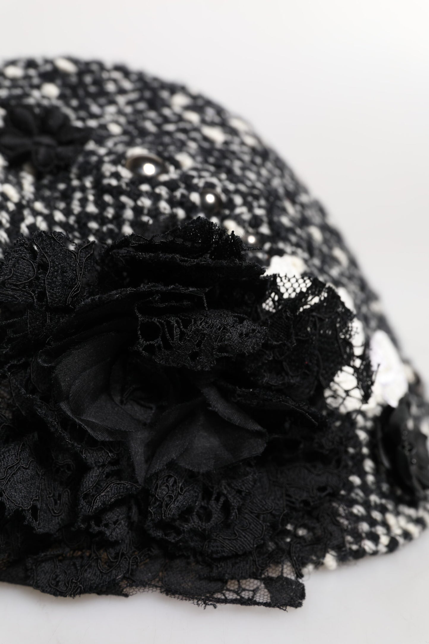 Dolce & Gabbana zwarte wollen witte bloemen versierde cloche hoed