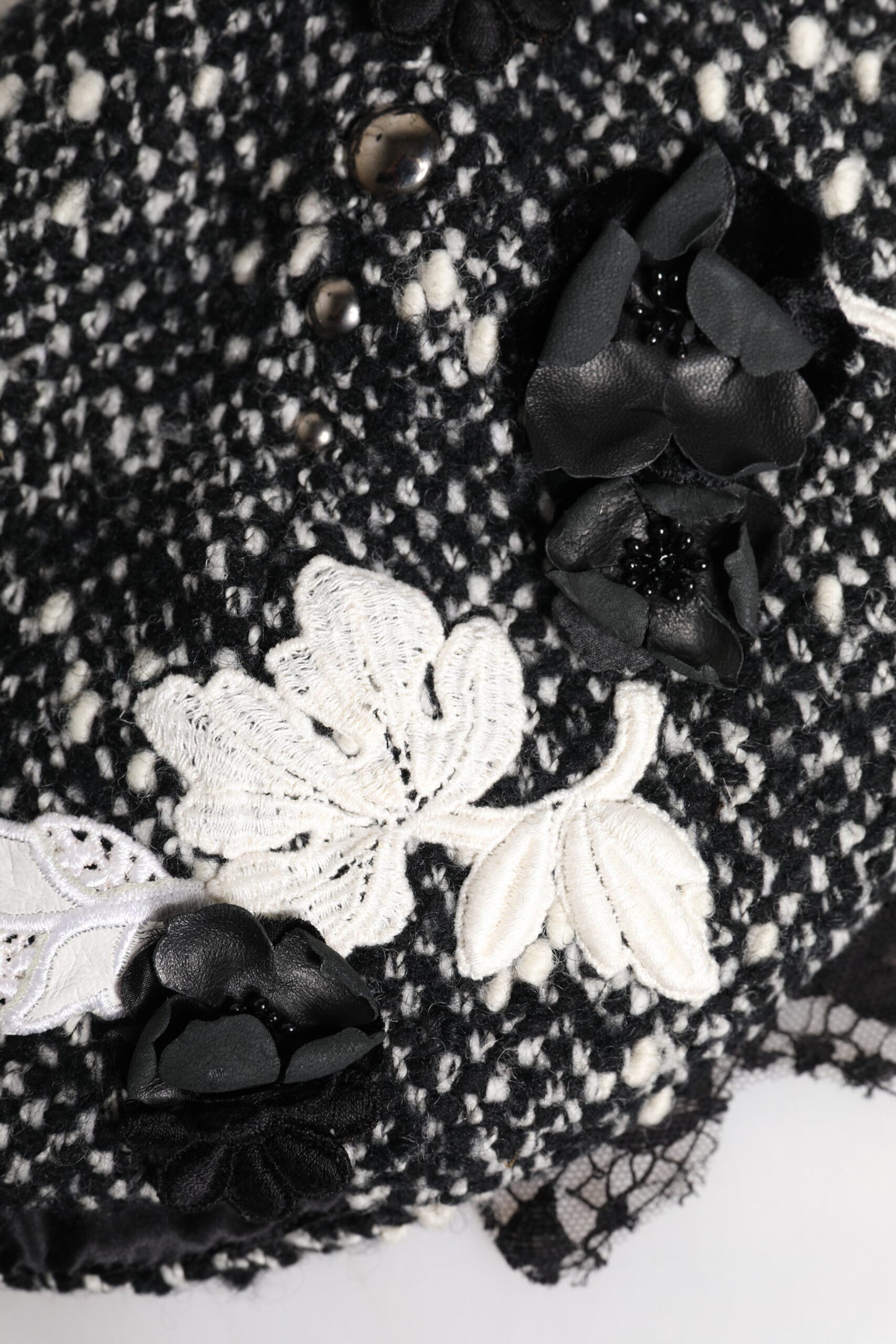 Dolce & Gabbana zwarte wollen witte bloemen versierde cloche hoed