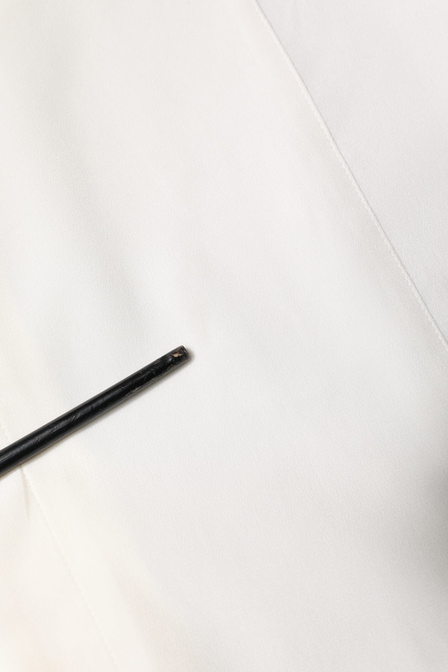 Robe formelle en soie blanche, col boutonné, dorée de Dolce & Gabbana.