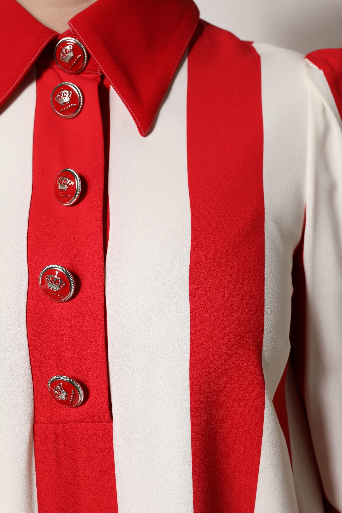 Dolce & Gabbana witte minirok met rode strepen en lange mouwen