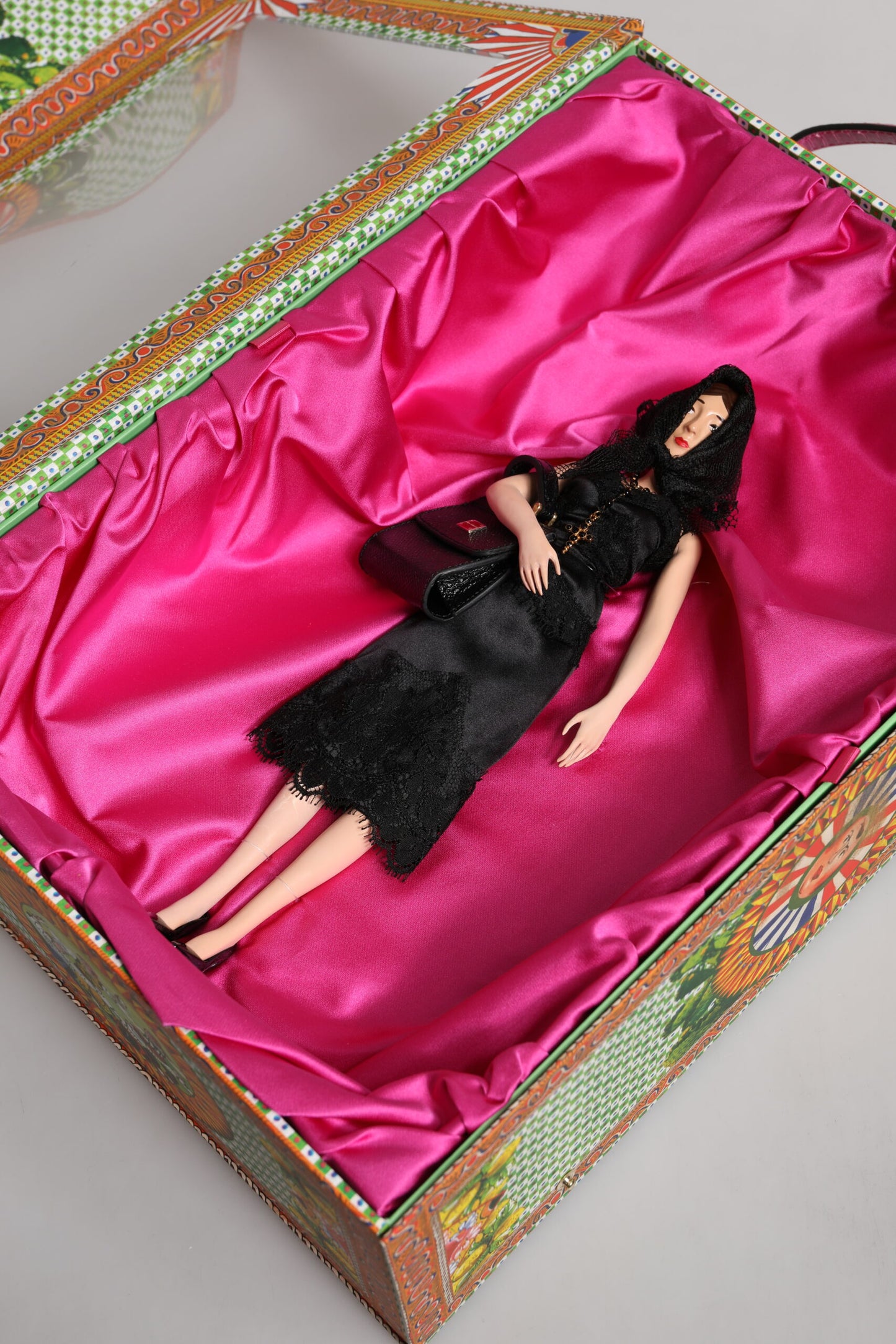 Poupées Dolce & Gabbana en céramique, porcelaine, cuir et robe noire