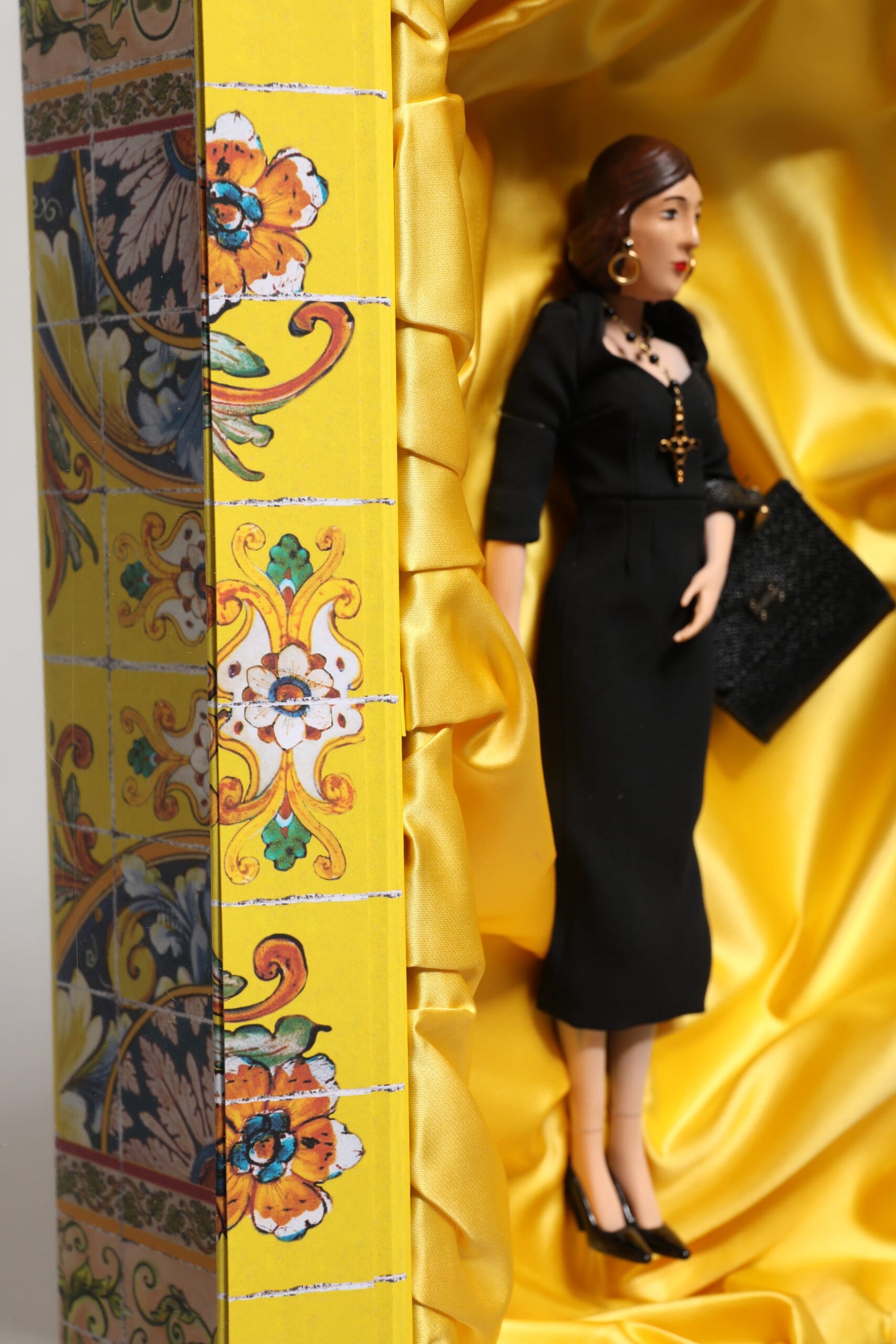 Poupées Dolce & Gabbana en céramique, porcelaine, cuir et robe noire