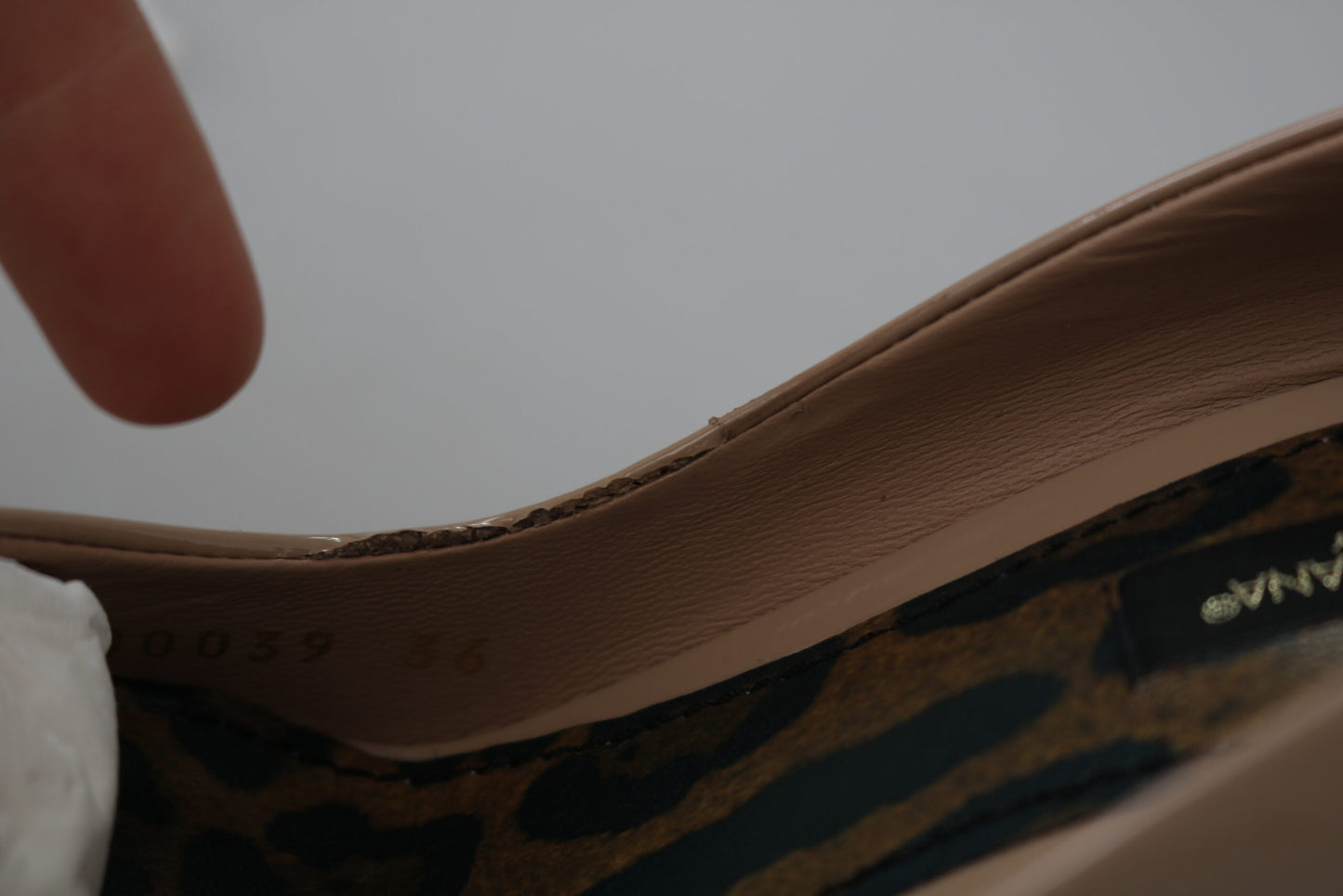 Escarpins à talons aiguilles en cuir laqué beige de Dolce & Gabbana