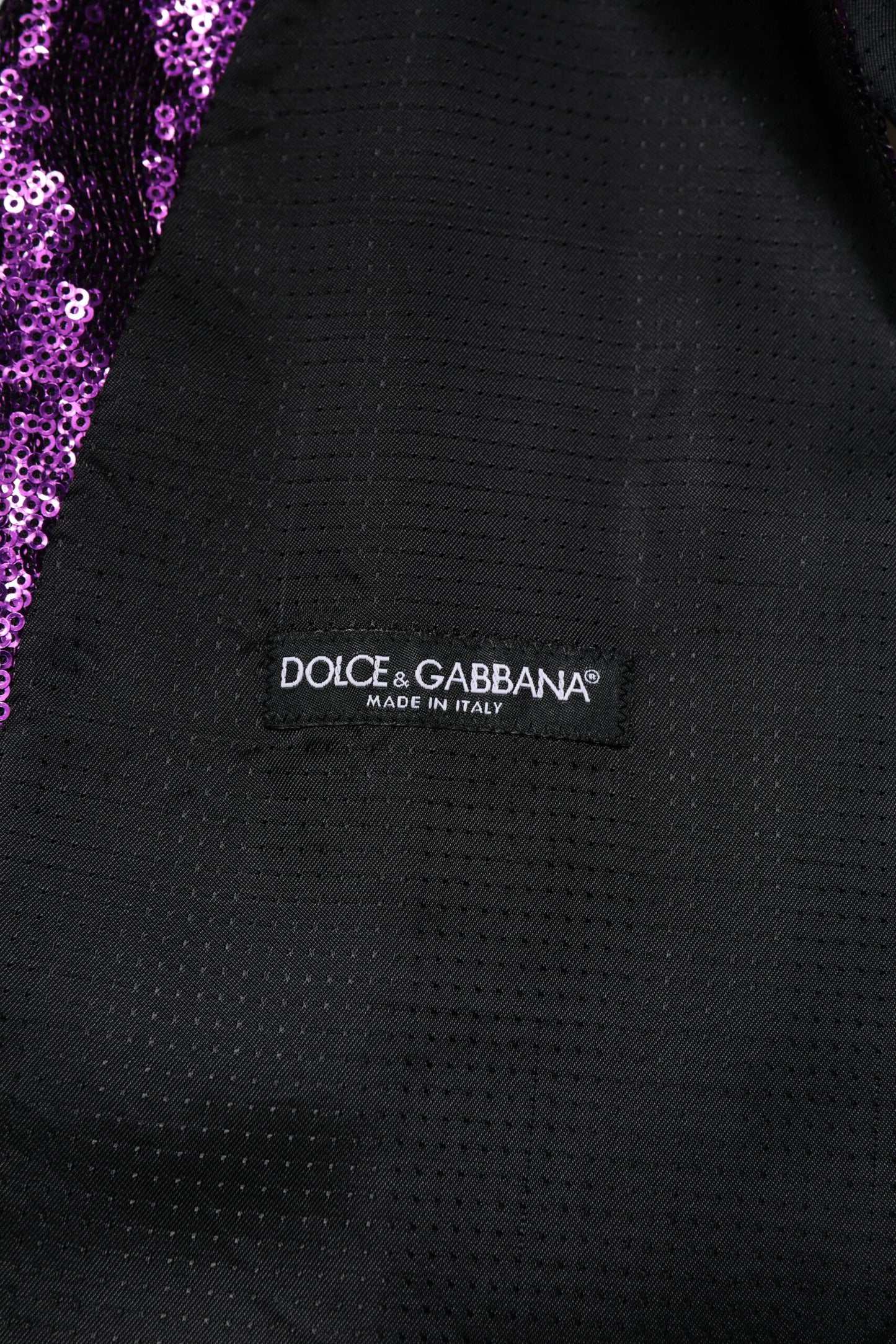 Dolce & Gabbana paarse jurk met pailletten en formele, gepette veste.