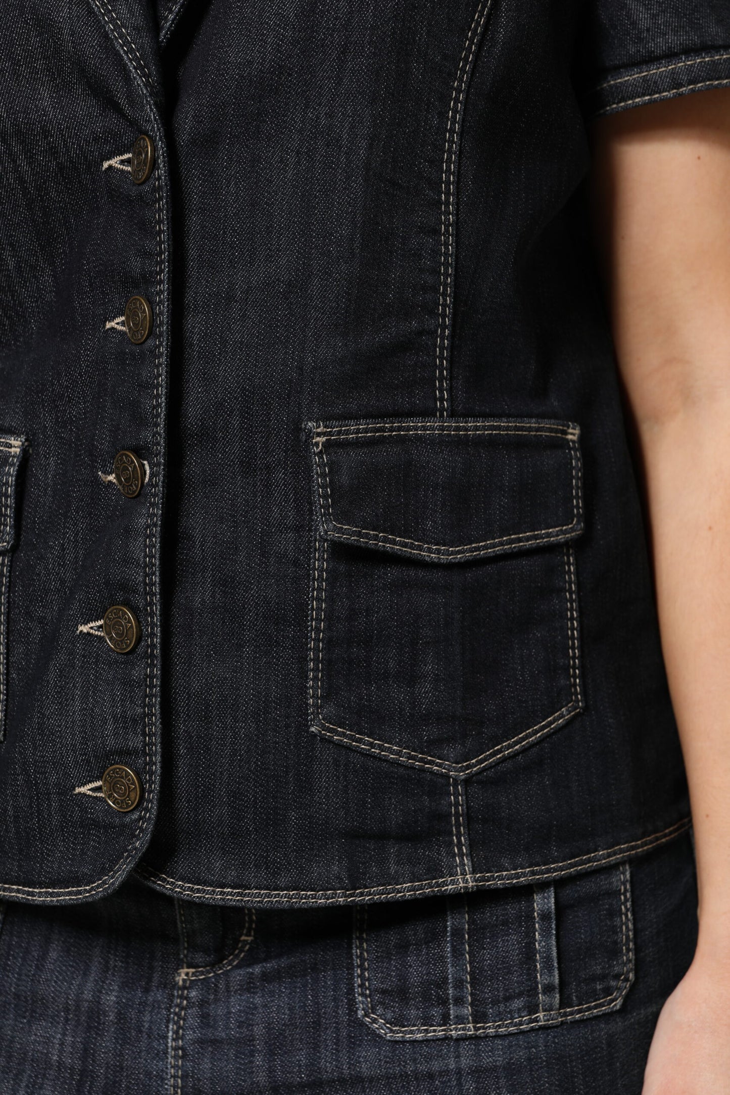 Ensemble décontracté Escada, haut et jupe en jean en coton mélangé noir.