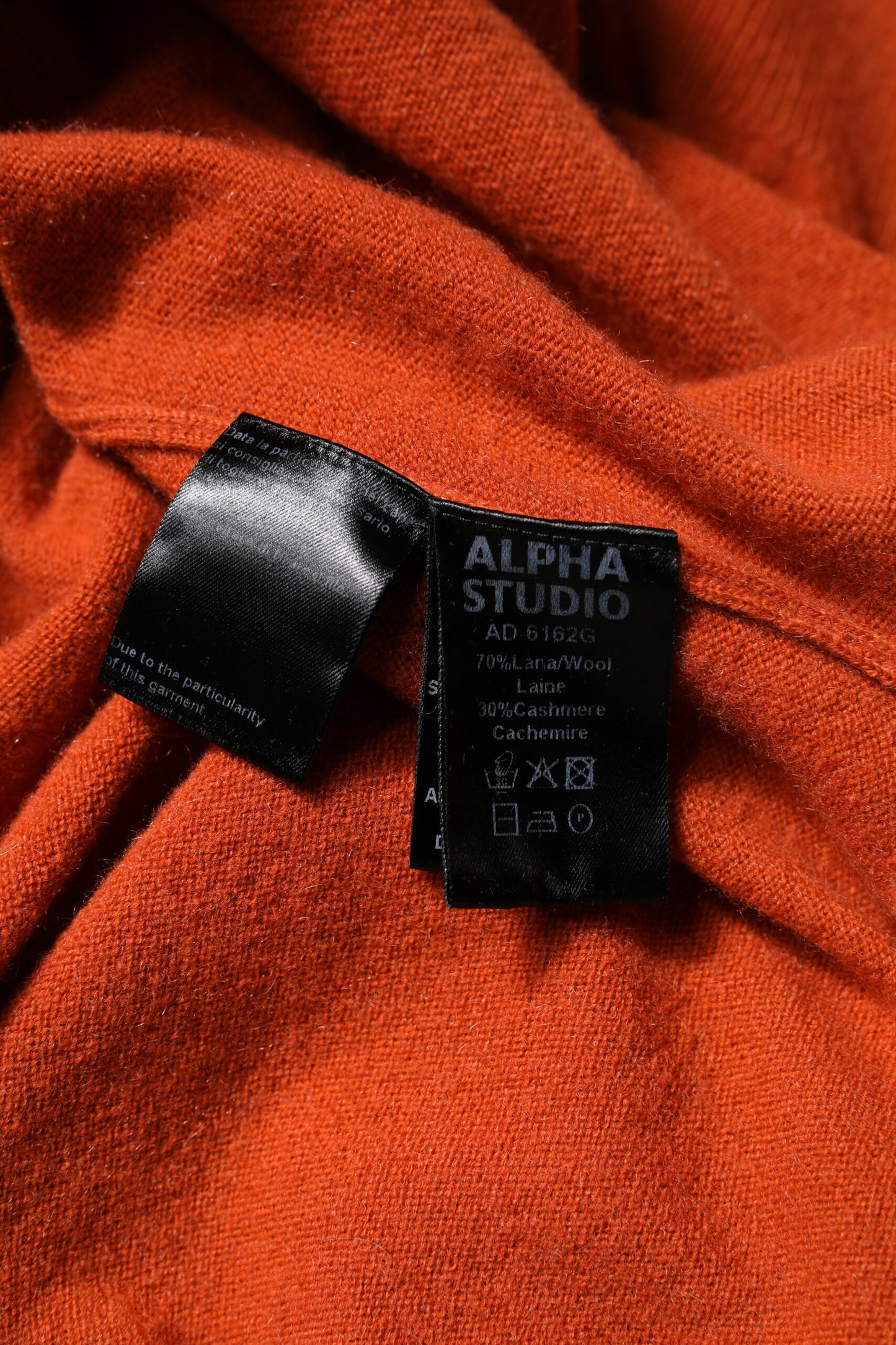 Pull col montant à manches longues en orange foncé de la marque Alpha Studio