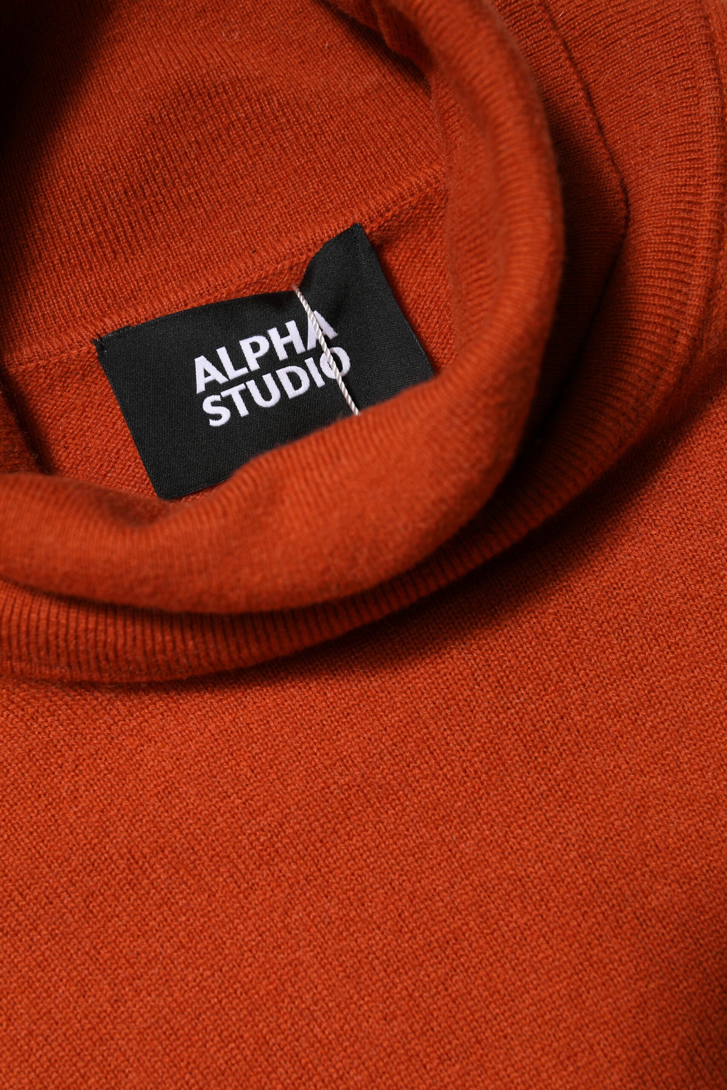 Pull col montant à manches longues en orange foncé de la marque Alpha Studio
