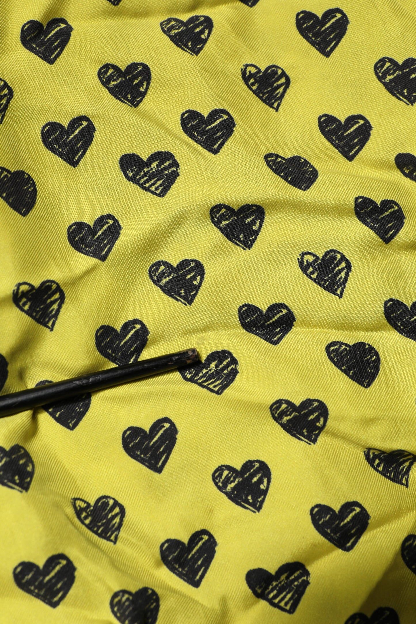 Chemise décontractée à manches courtes pour homme Dolce & Gabbana, motif cœur jaune.