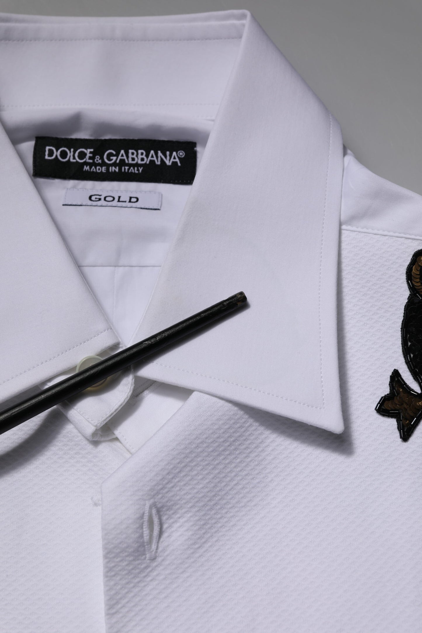 Chemise de cérémonie pour homme Dolce & Gabbana blanche, ornée de paillettes dorées.