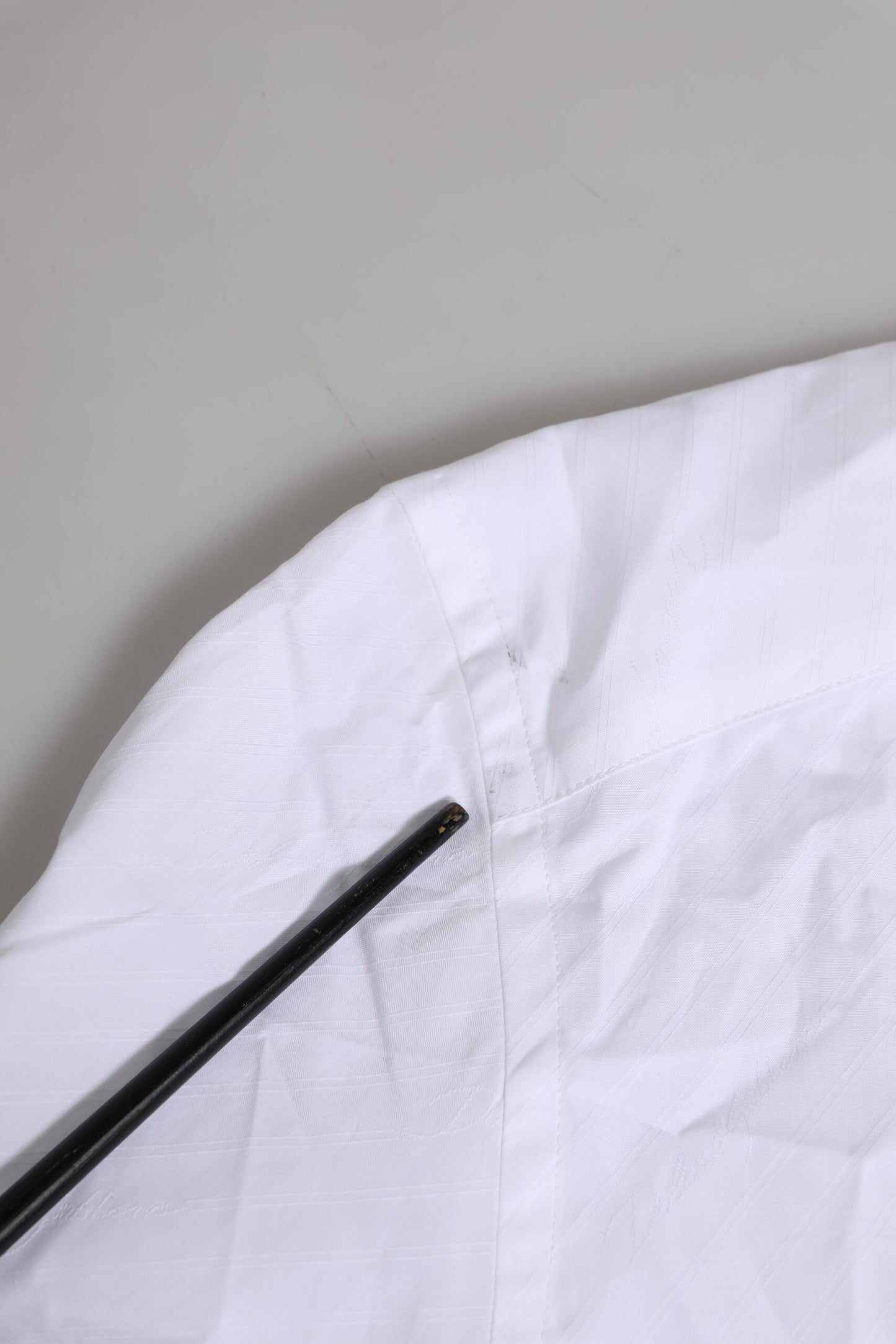 Dolce & Gabbana wit katoenen overhemd met gouden details en lange mouwen.