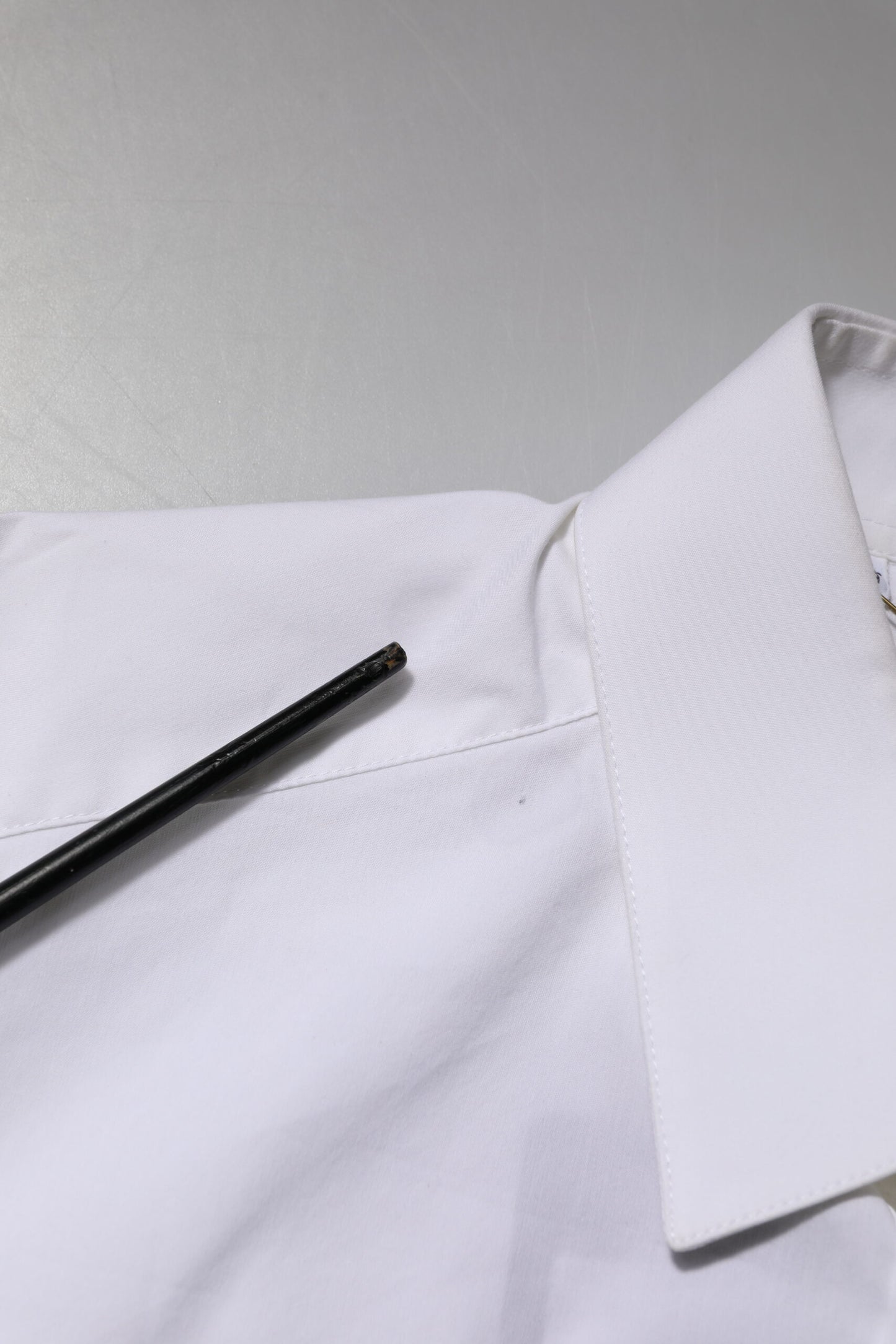 Dolce & Gabbana wit katoenen overhemd met gouden details en lange mouwen.