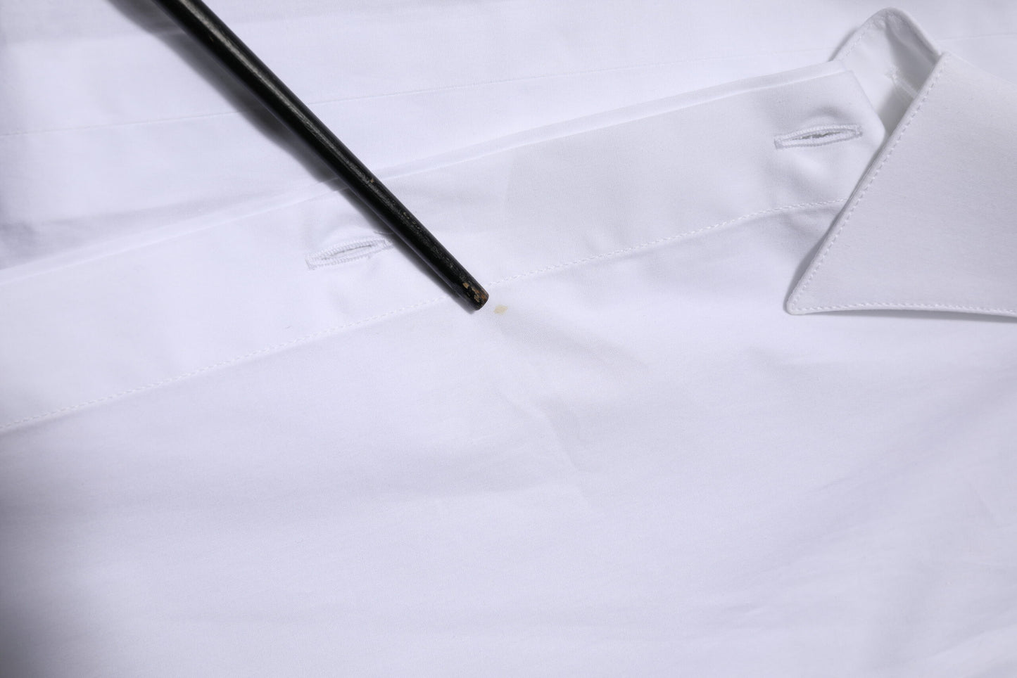 Dolce & Gabbana wit katoenen overhemd met gouden details en lange mouwen.