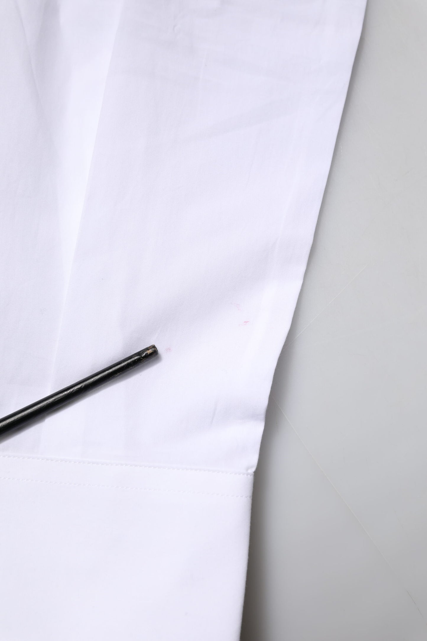 Dolce & Gabbana wit katoenen overhemd met gouden details en lange mouwen.