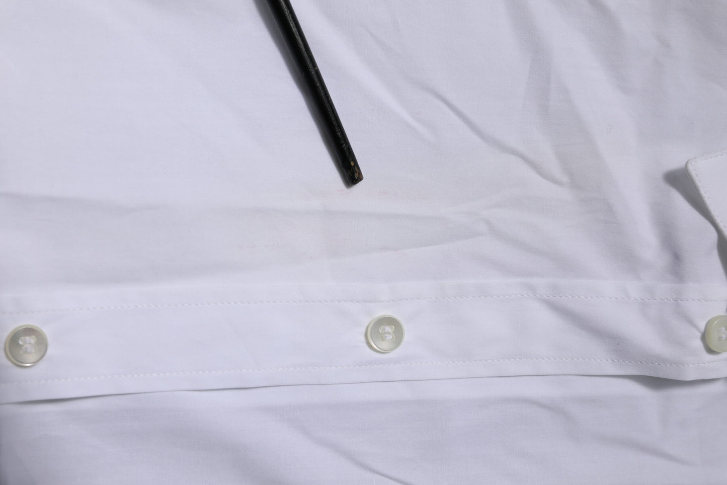 Dolce & Gabbana wit katoenen overhemd met gouden details en lange mouwen.