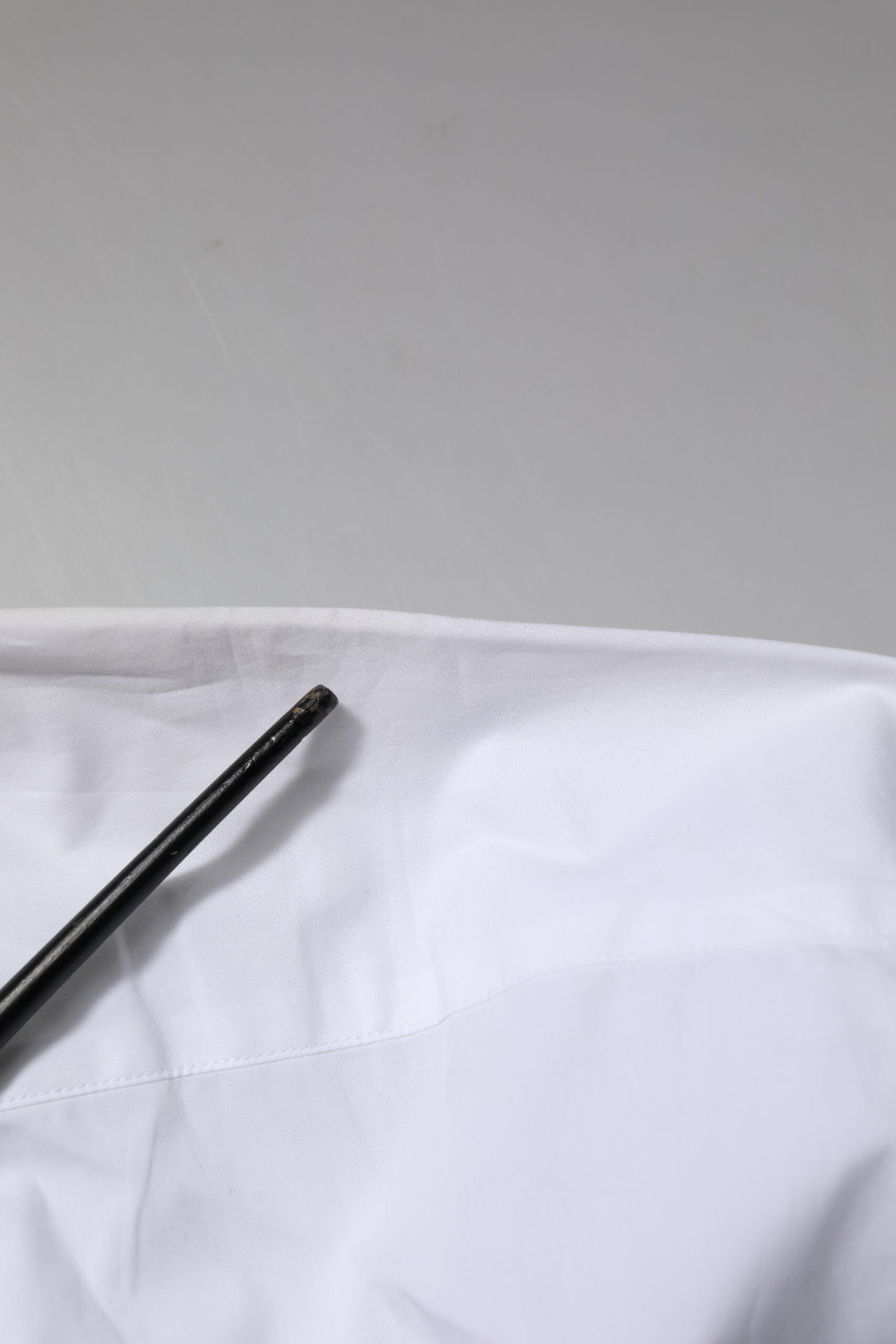 Dolce & Gabbana wit katoenen overhemd met gouden details en lange mouwen.