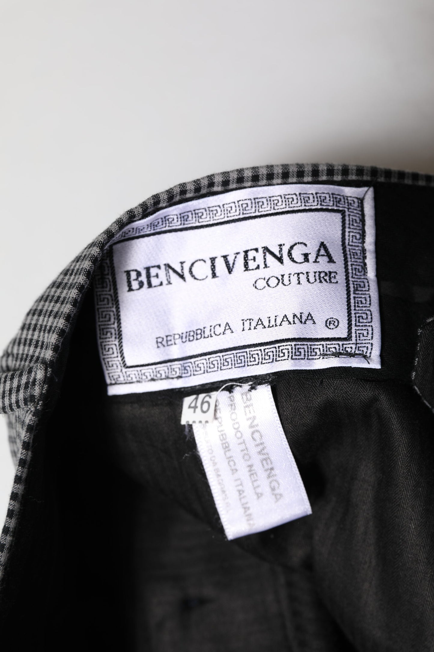 Pantalon tailleur fuselé à carreaux noir et blanc de BENCIVENGA
