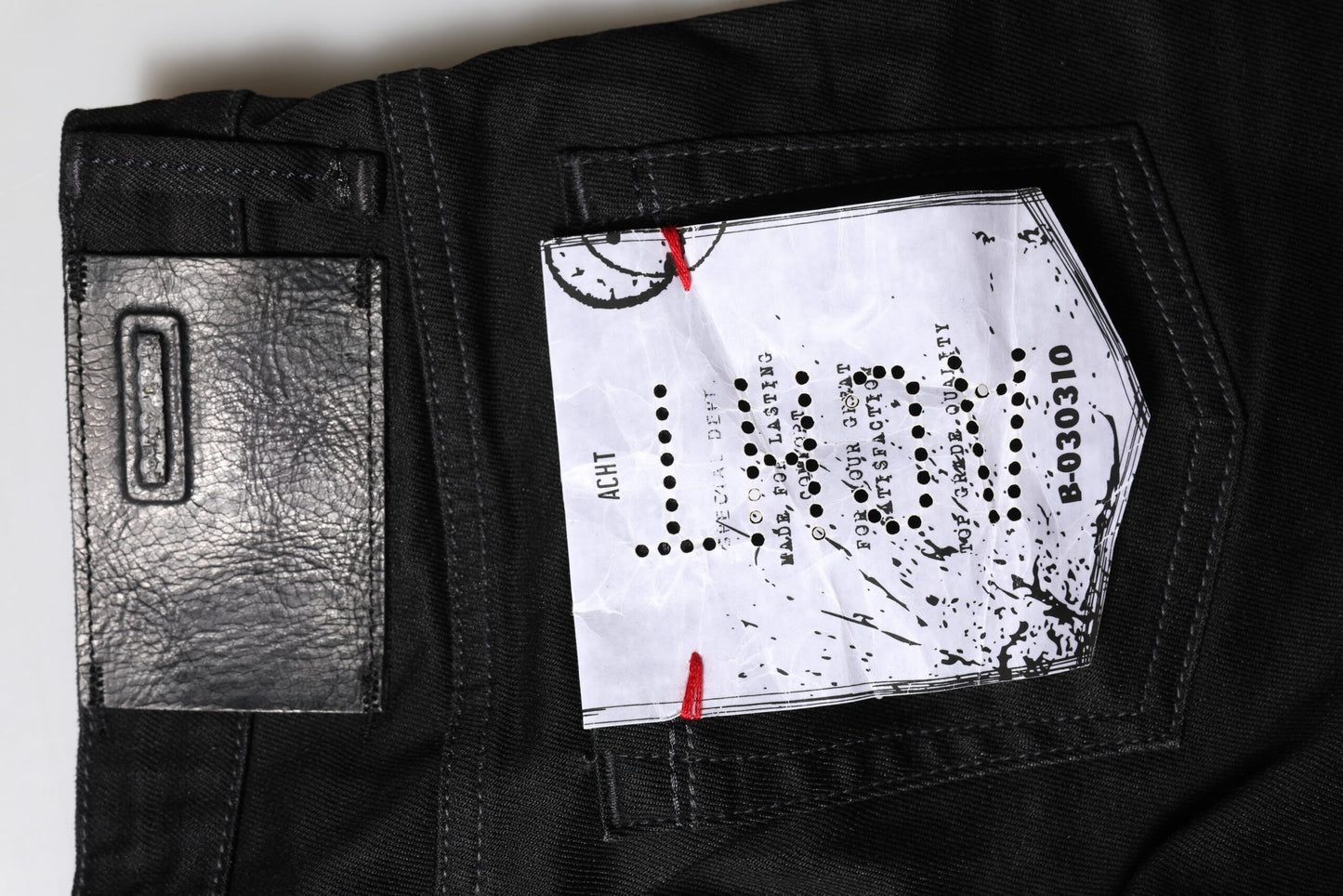Acht zwarte katoenen slim fit denim jeans met lage taille.