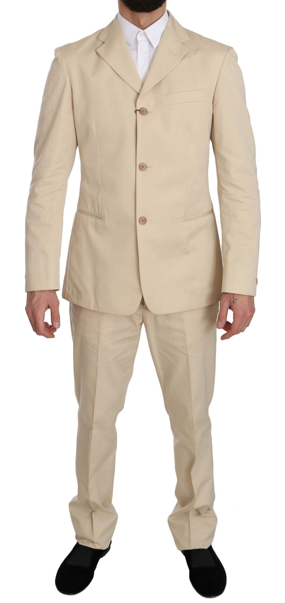 Costume deux pièces en coton beige uni, à trois boutons, de Romeo Gigli.
