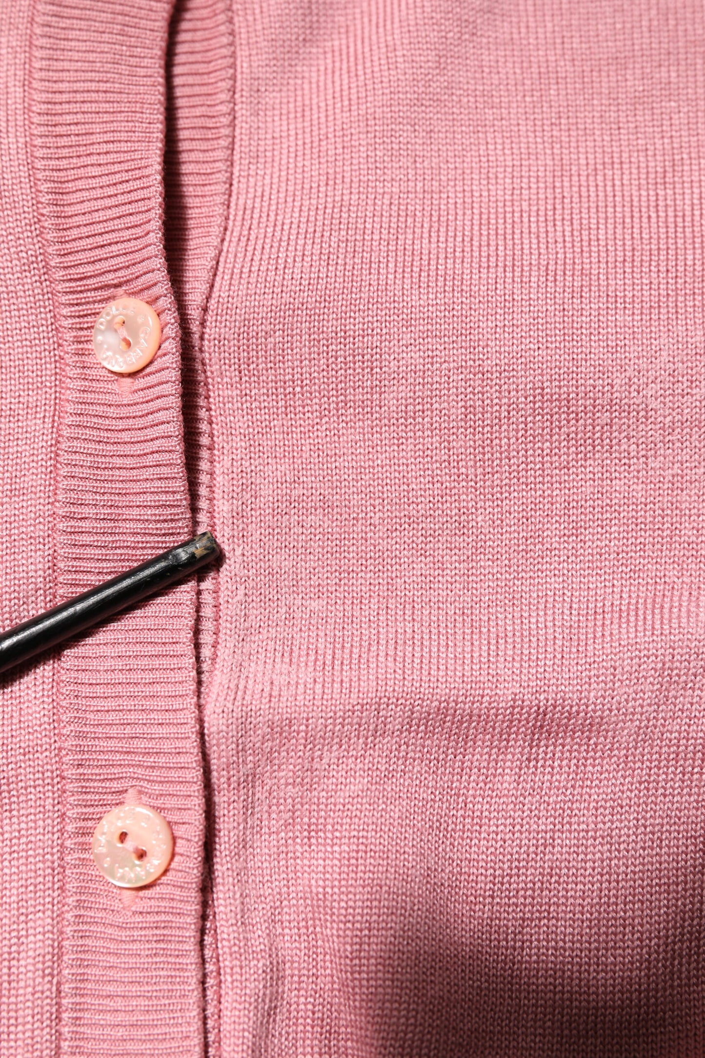 Cardigan en soie rose à col rond et taille courte de Dolce & Gabbana