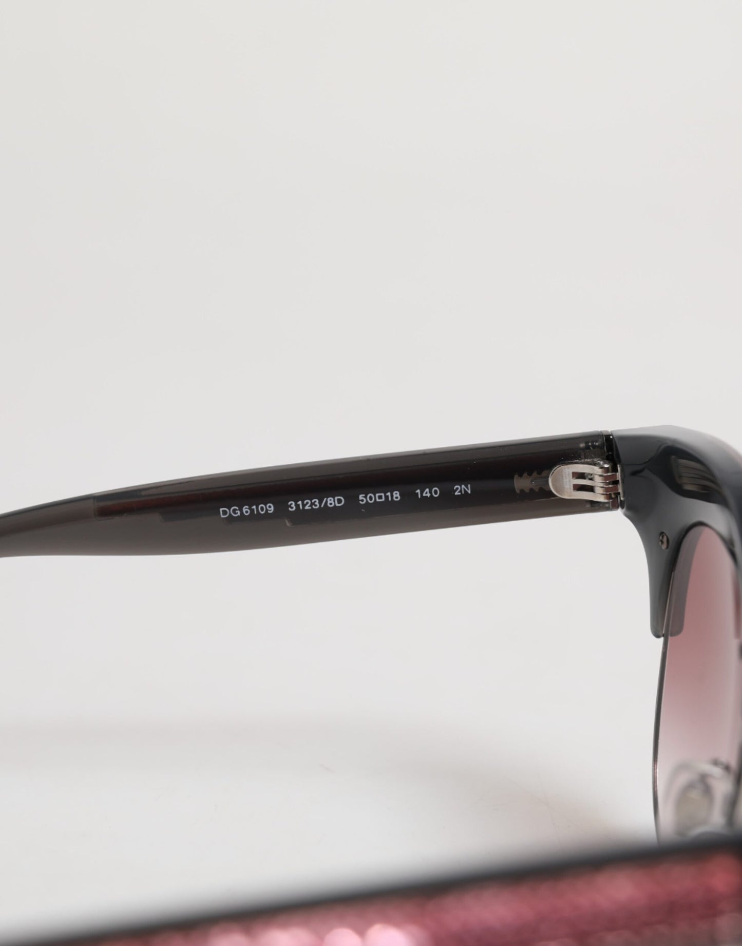 Dolce & Gabbana Zwart Roze Gespiegelde Cat Eye DG6109 Zonnebril met Pailletten