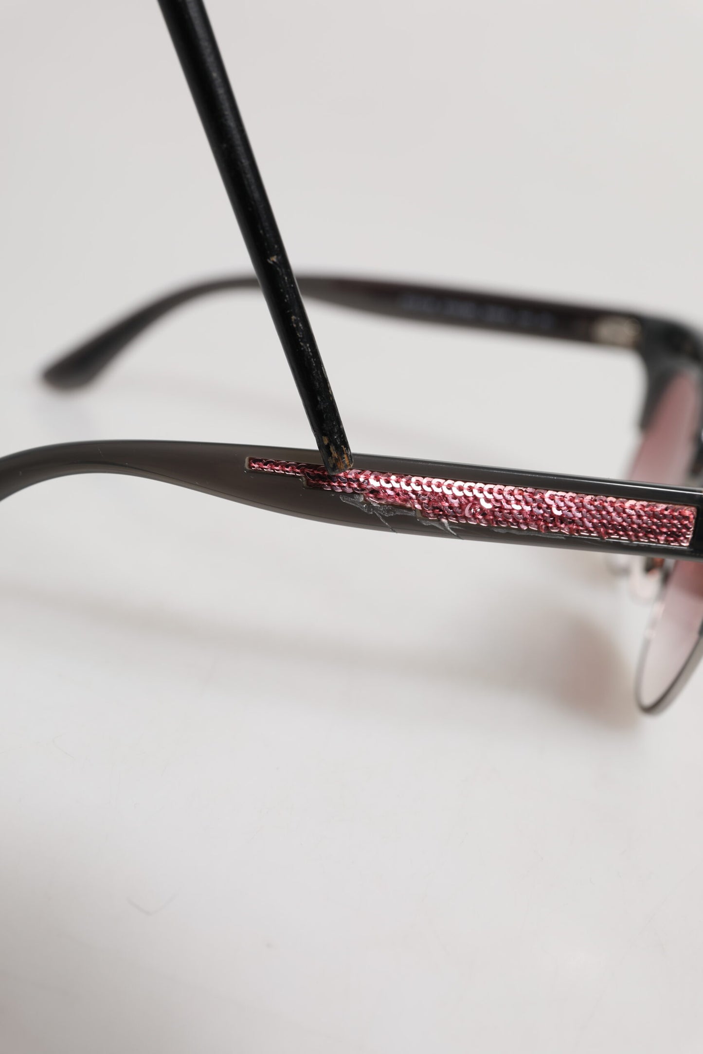 Dolce & Gabbana Zwart Roze Gespiegelde Cat Eye DG6109 Zonnebril met Pailletten