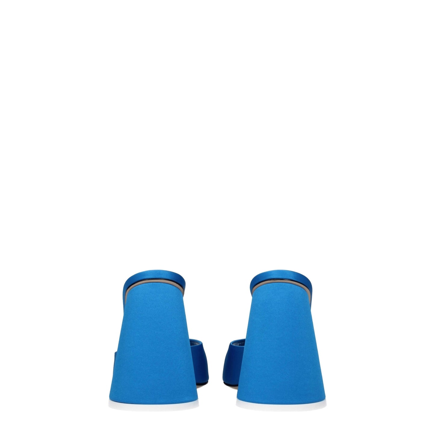 Les plateformes en satin bleu clair de The Attico