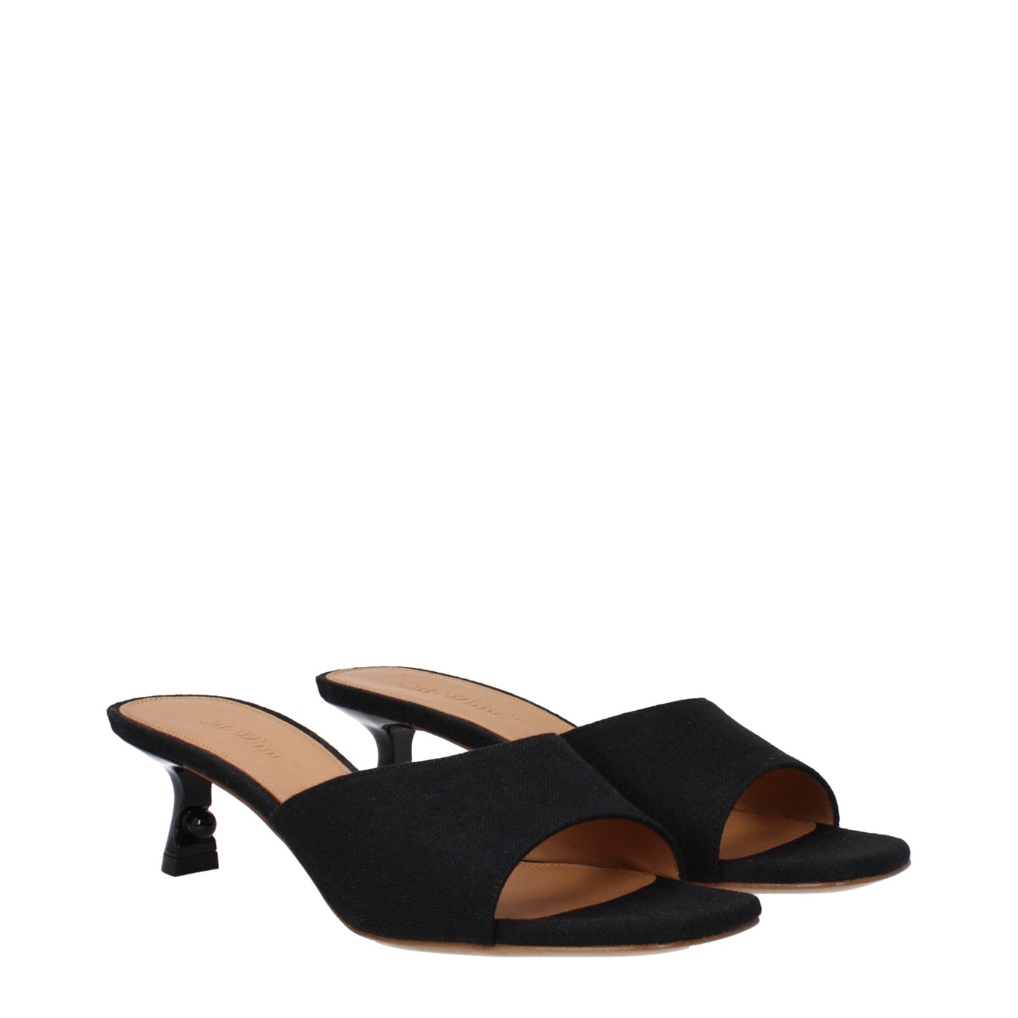 Platte sandalen van linnen in gebroken wit en zwart.
