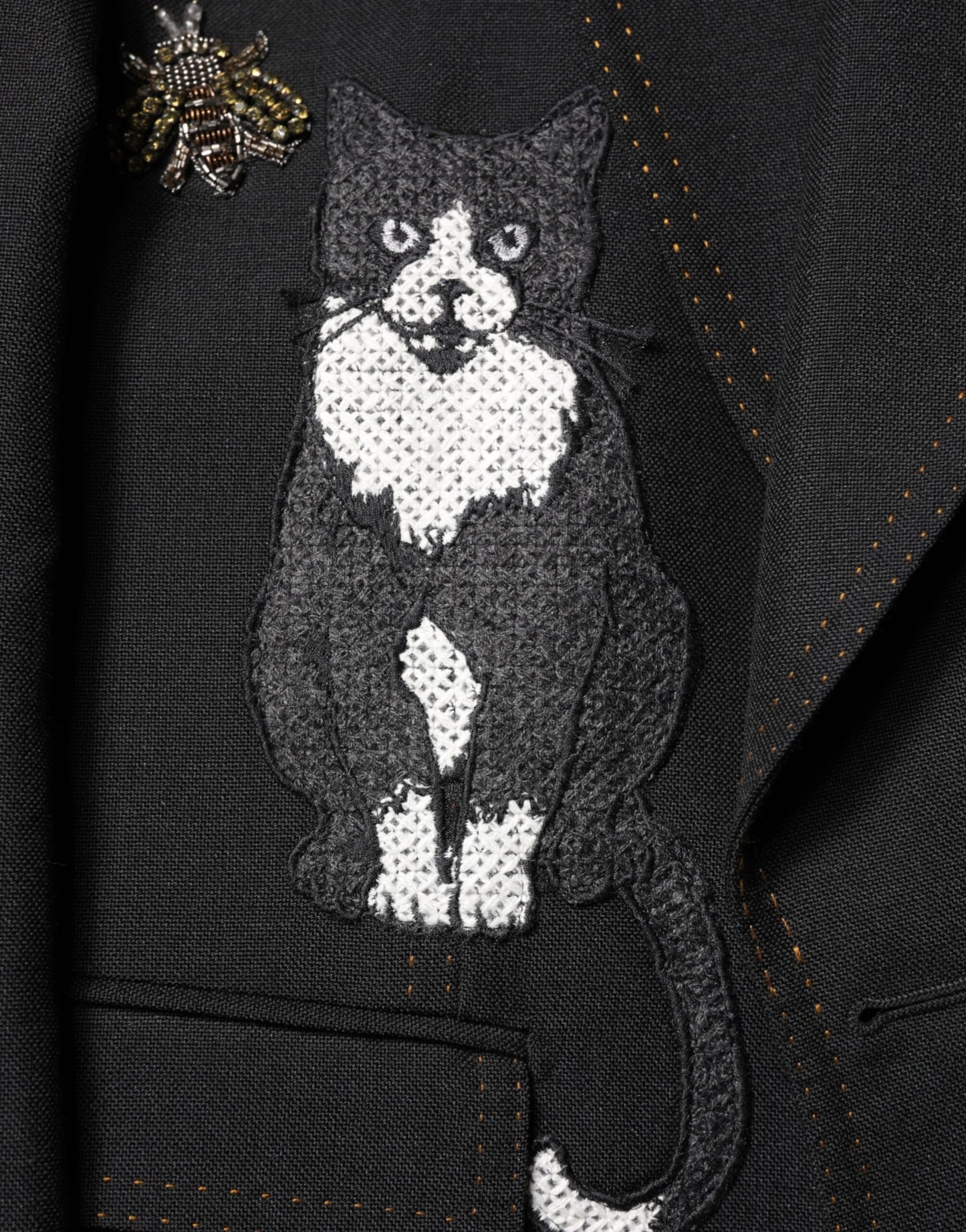 Blazer-tailleur noir à décor de couronne d'abeille de Dolce & Gabbana