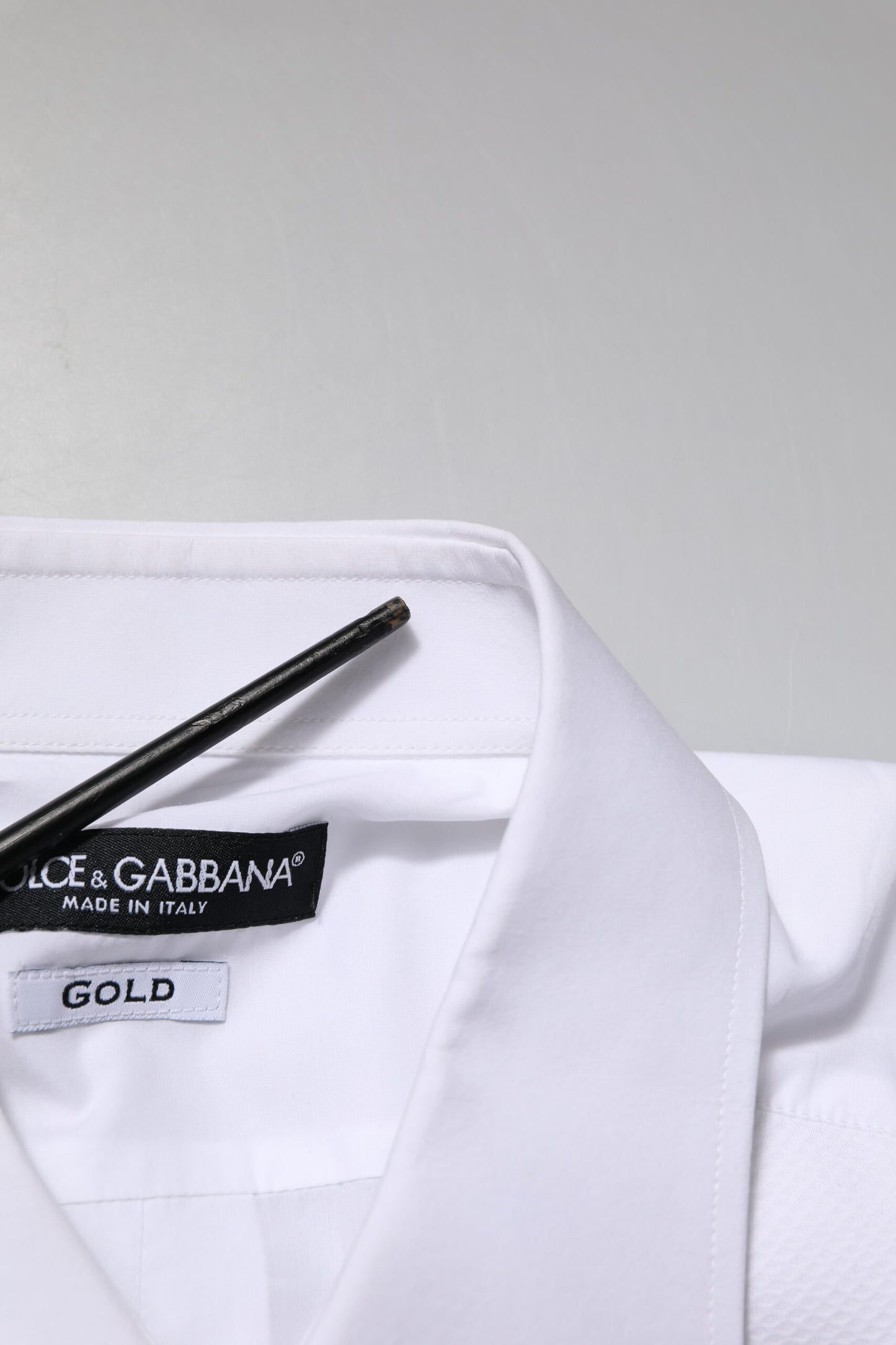 Chemise habillée pour homme en popeline de coton blanche à collet italien de Dolce & Gabbana, dorée.