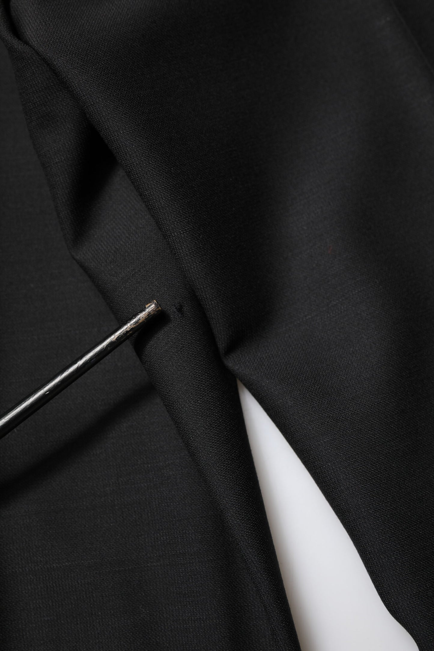 Pantalon habillé homme Dolce & Gabbana en laine noire, coupe fuselée.