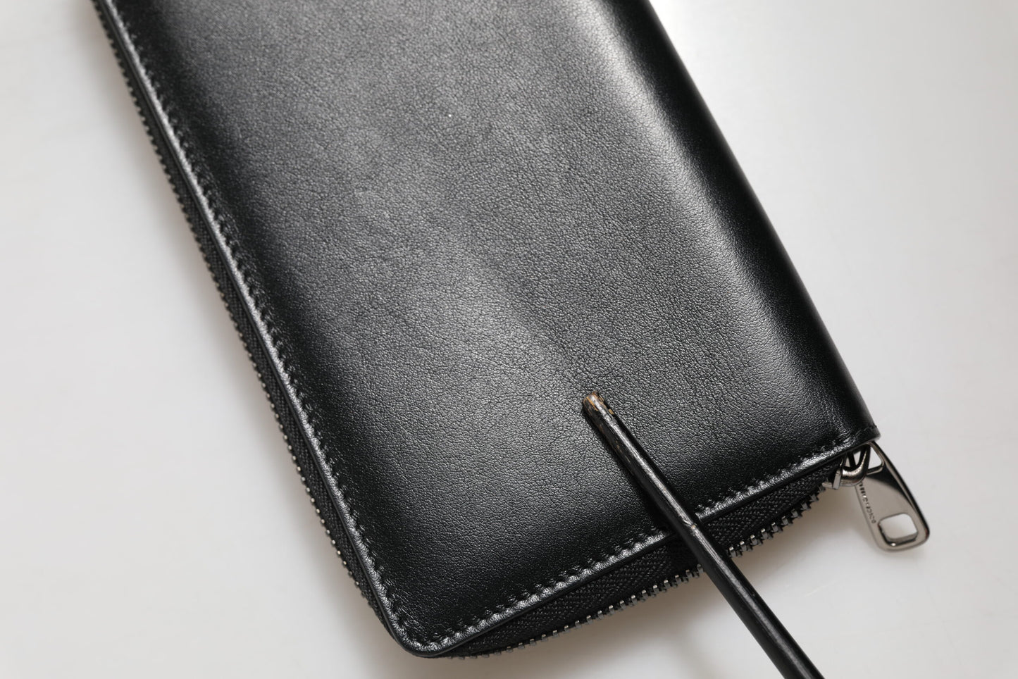 Portefeuille continental zippé en cuir noir Dolce & Gabbana avec plaque DG