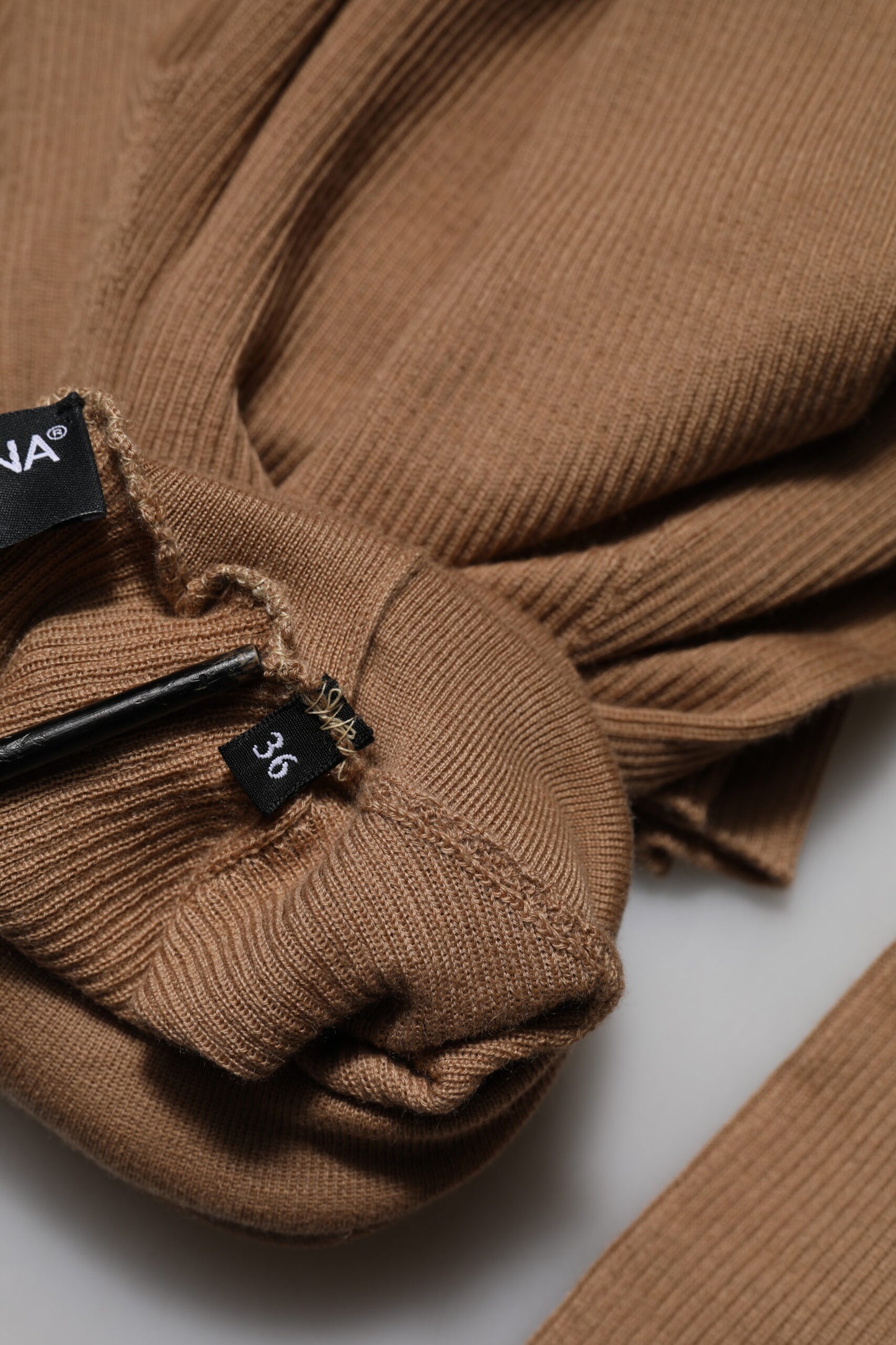 Dolce & Gabbana bruine gebreide trui met lange mouwen en hoge hals.