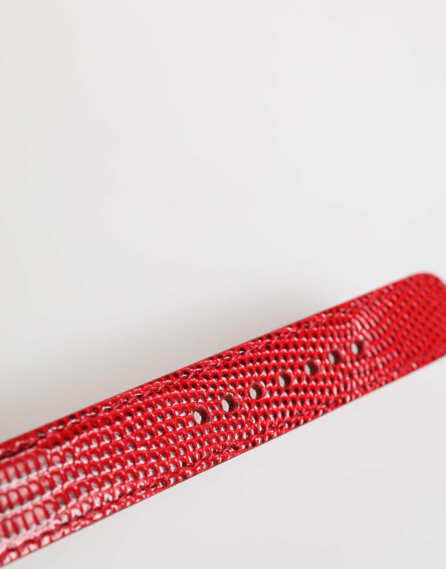 Bracelet pour femme Dolce & Gabbana en cuir exotique rouge avec boucle en métal doré.