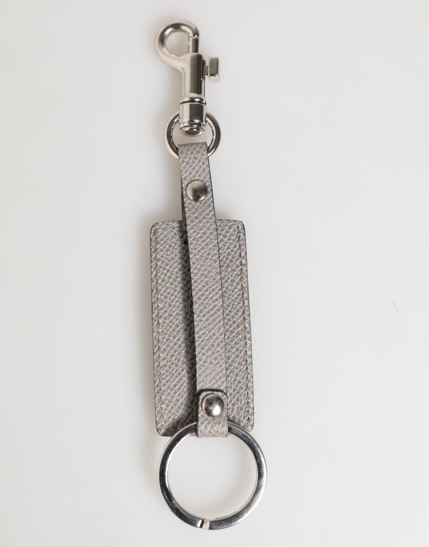 Porte-clés homme Dolce & Gabbana en cuir gris avec anneau métallique et logo.