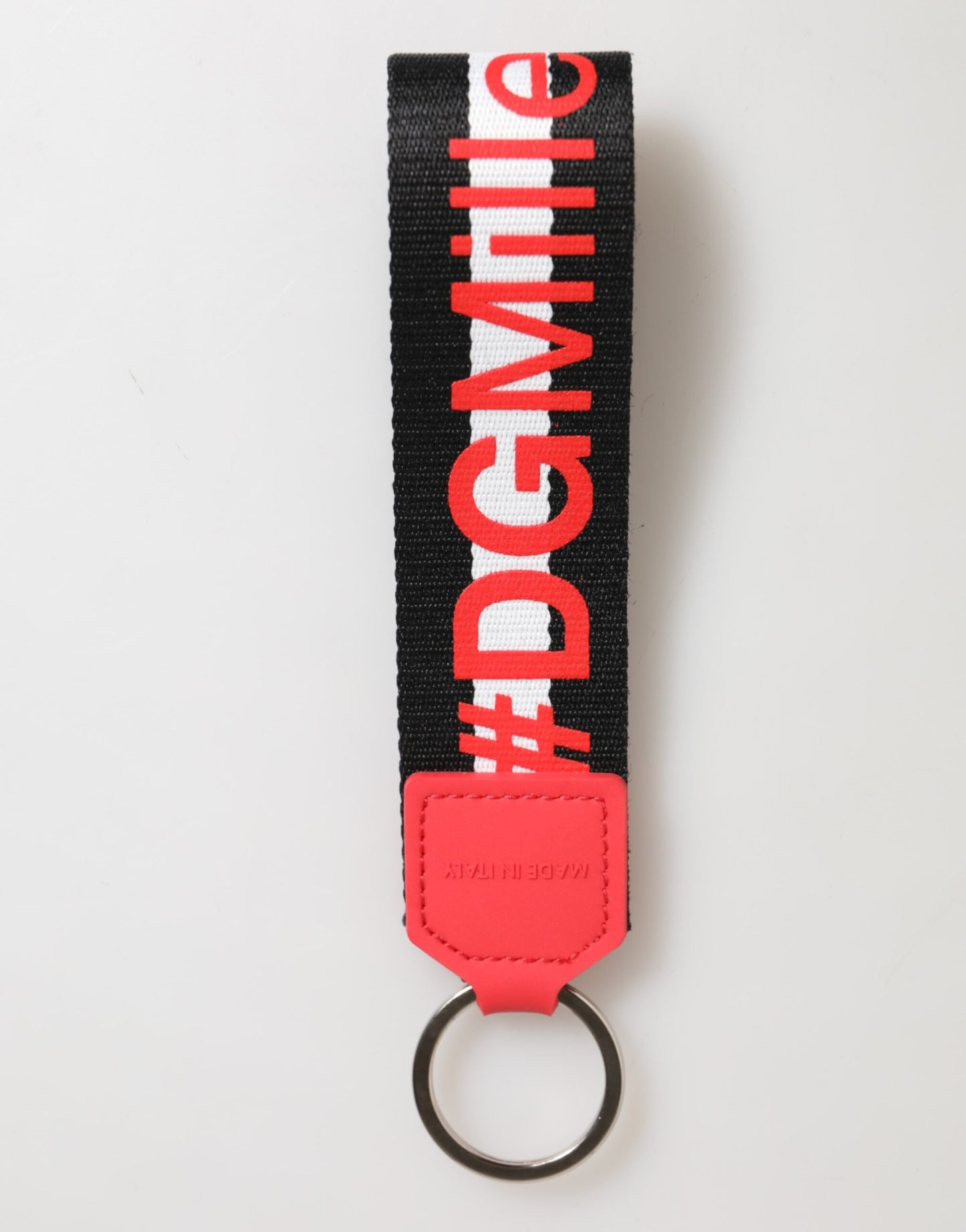 Porte-clés Dolce & Gabbana en polyester et laiton avec logo DG rouge et blanc.
