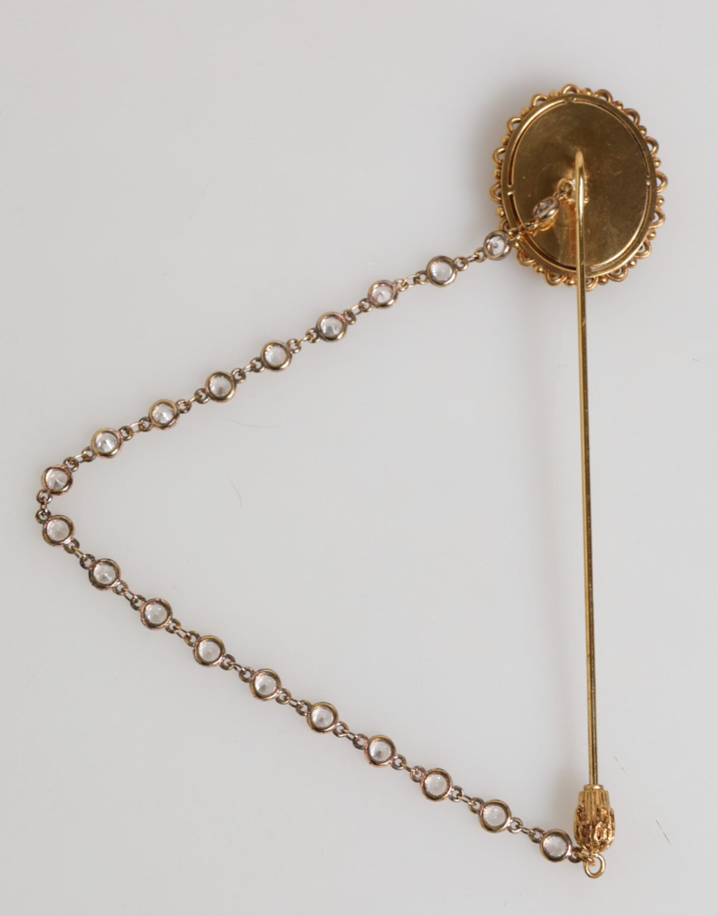 Broche pour homme Dolce & Gabbana, épingle de revers avec logo DG et chaîne dorée.