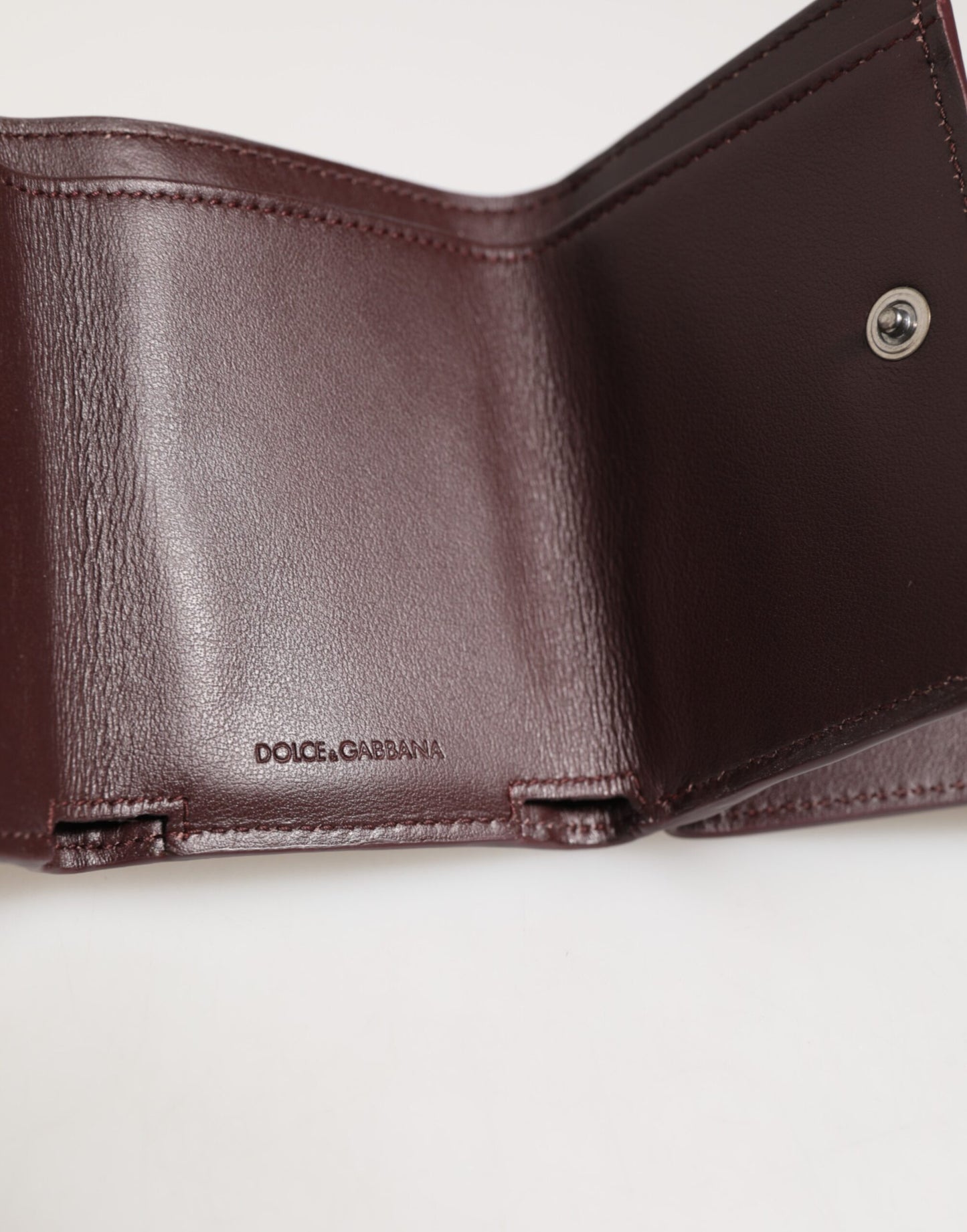 Porte-cartes à trois volets en cuir avec logo en relief Dolce & Gabbana, brun foncé.