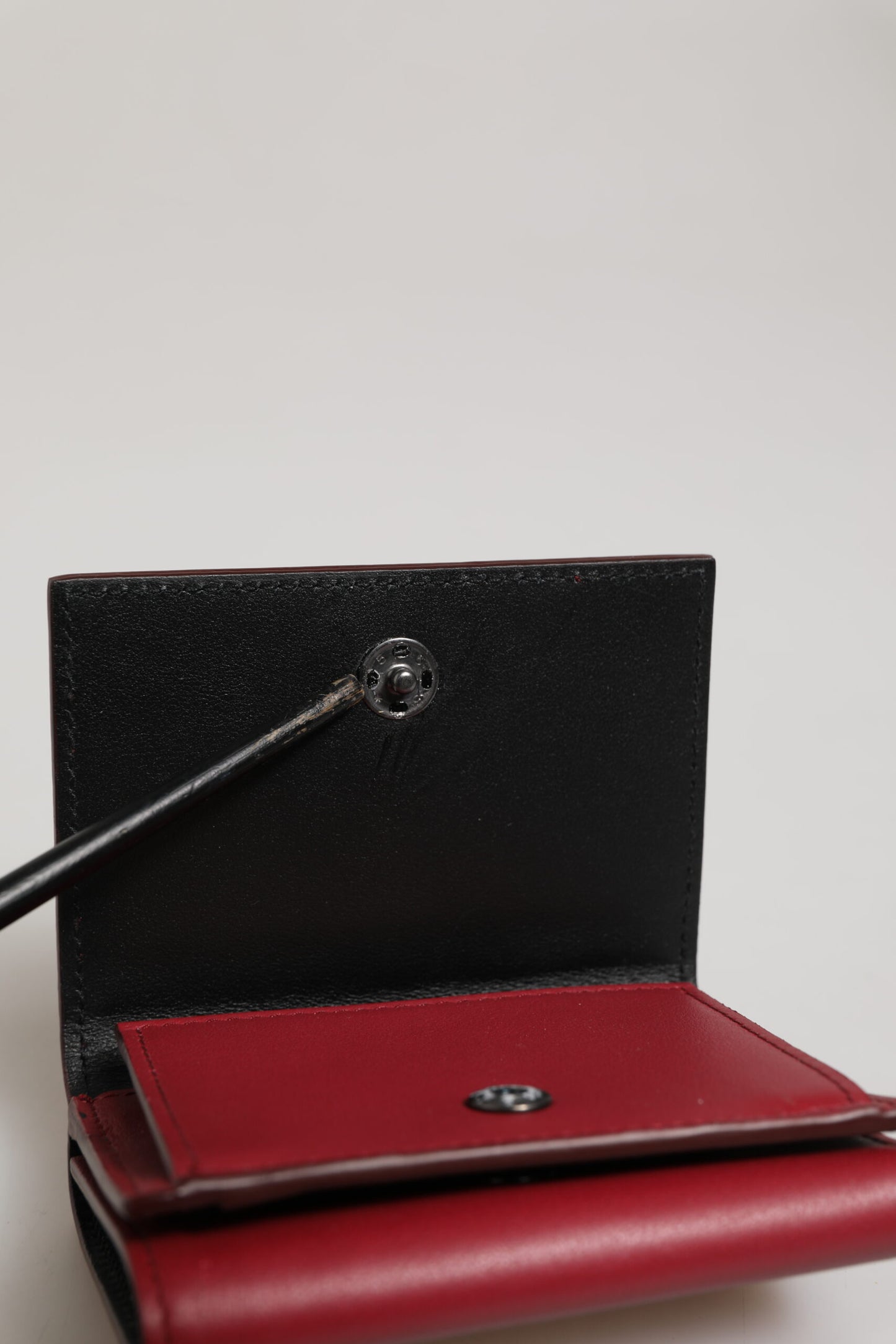 Porte-cartes à trois volets en cuir rouge pour homme avec imprimé du logo Dolce & Gabbana.