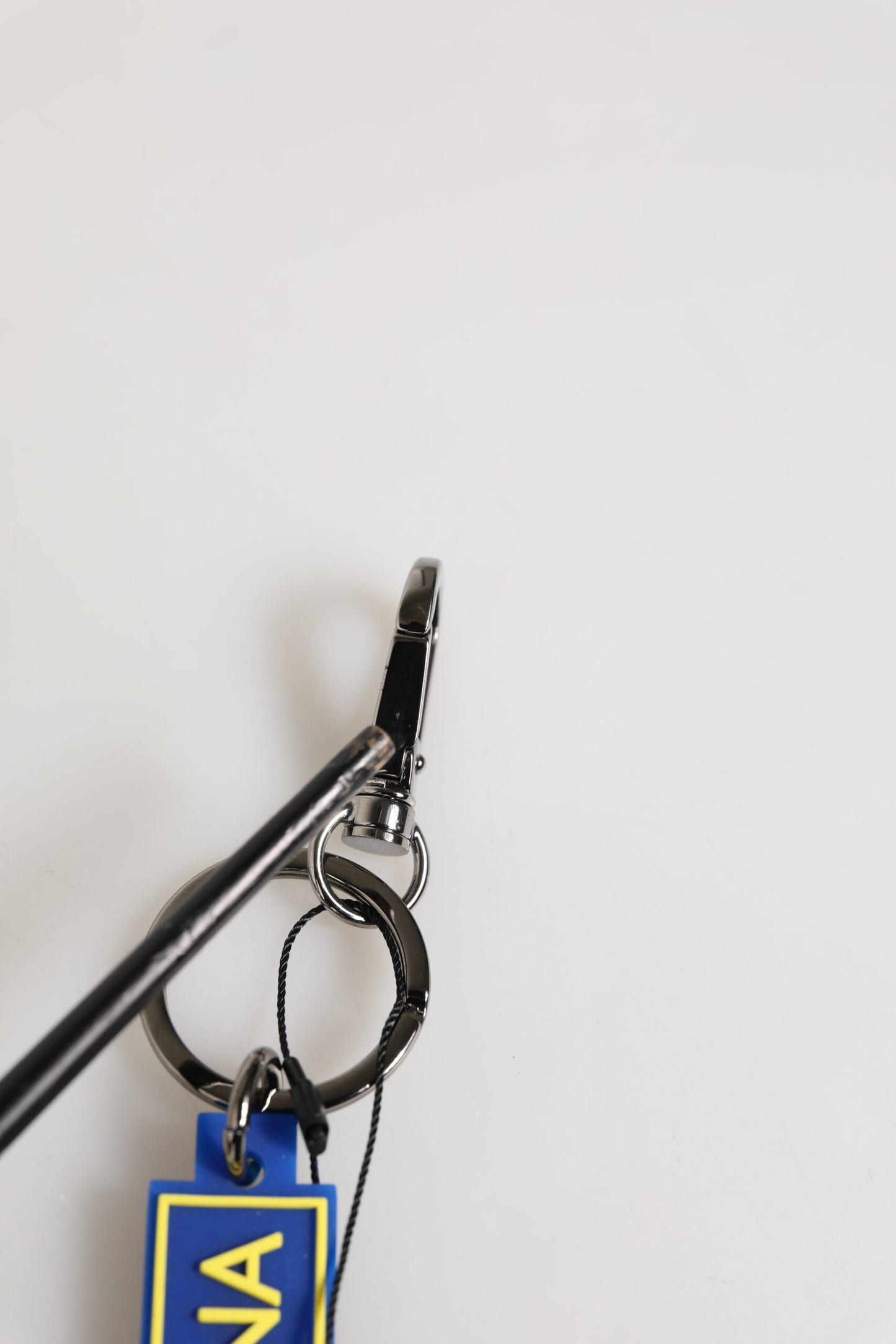 Porte-clés pour homme Dolce & Gabbana, bleu et jaune, logo DG en caoutchouc, argenté.