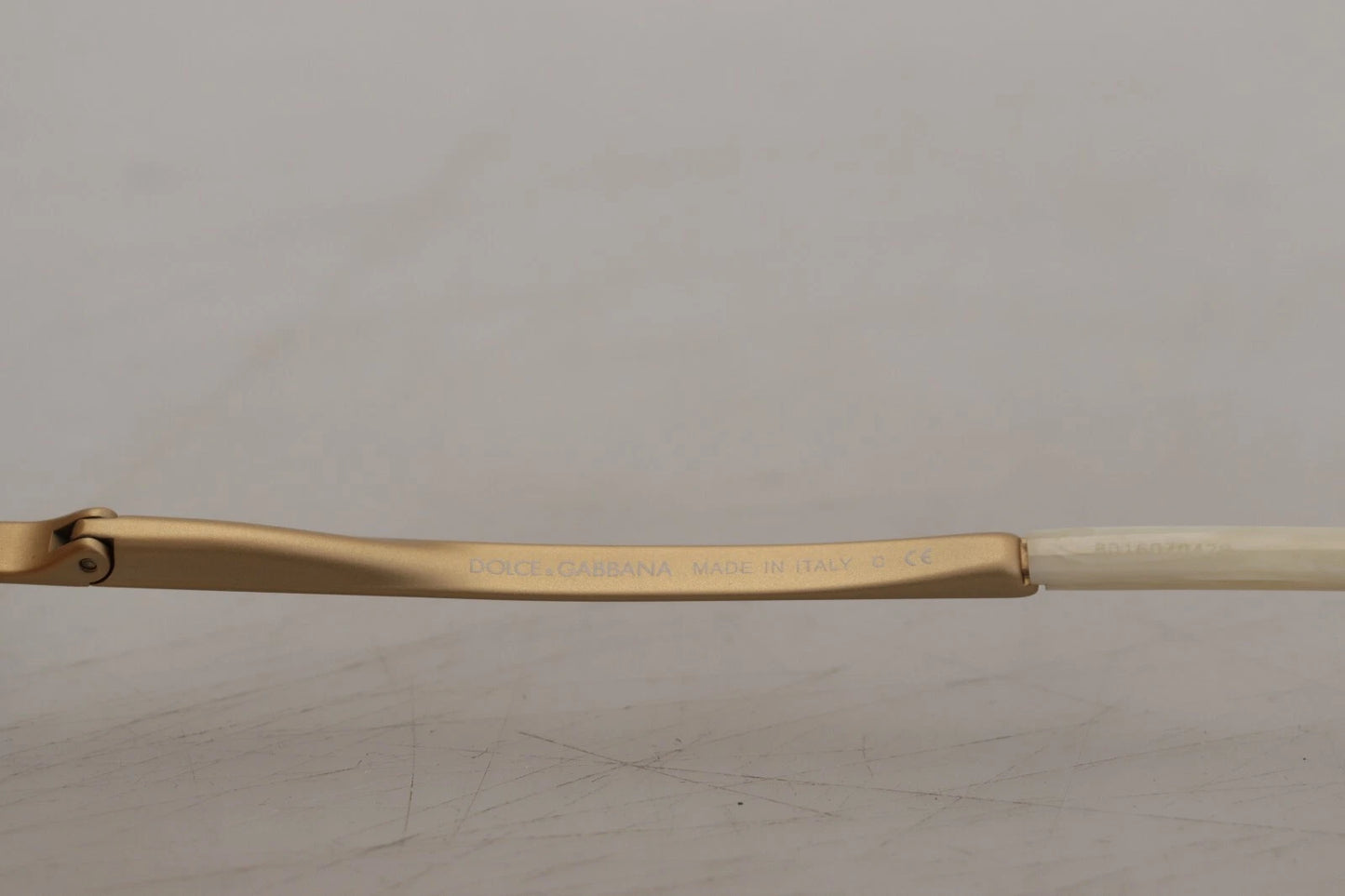 Lunettes de soleil Dolce & Gabbana DG2159B beige doré, forme papillon, avec strass.