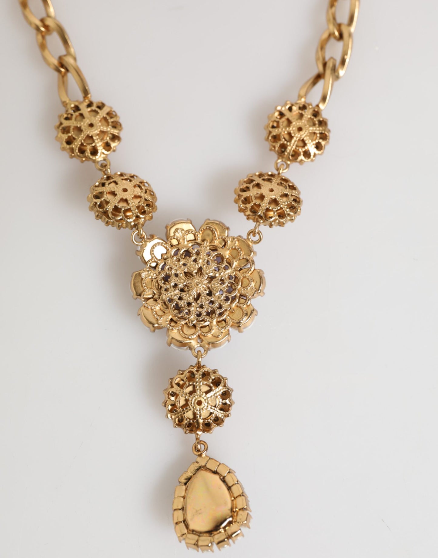 Collier pendentif Dolce & Gabbana en laiton doré, perles de cristal, fleurs violettes.