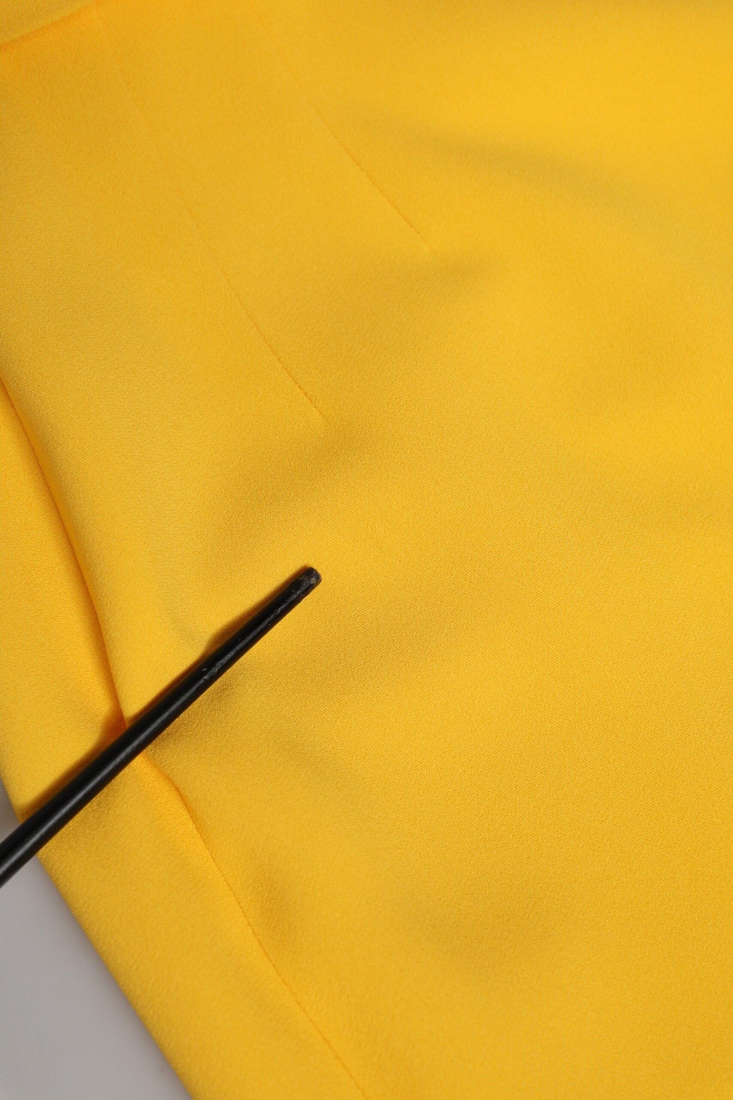 Dolce & Gabbana gele, asymmetrische, aansluitende jurk met split aan de zijkant