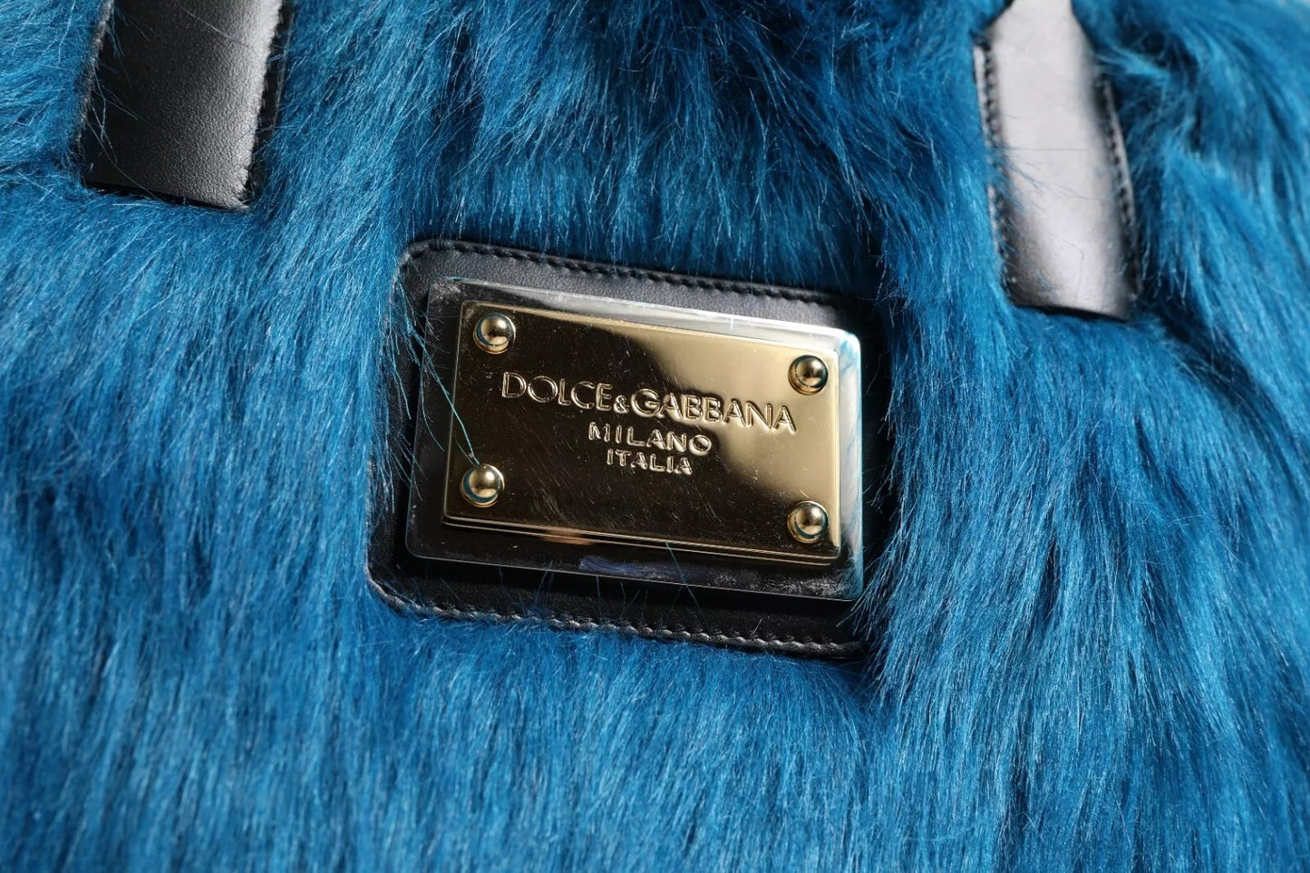 Sac à main porté épaule Dolce & Gabbana bleu en fourrure avec plaque logo et double poignée.