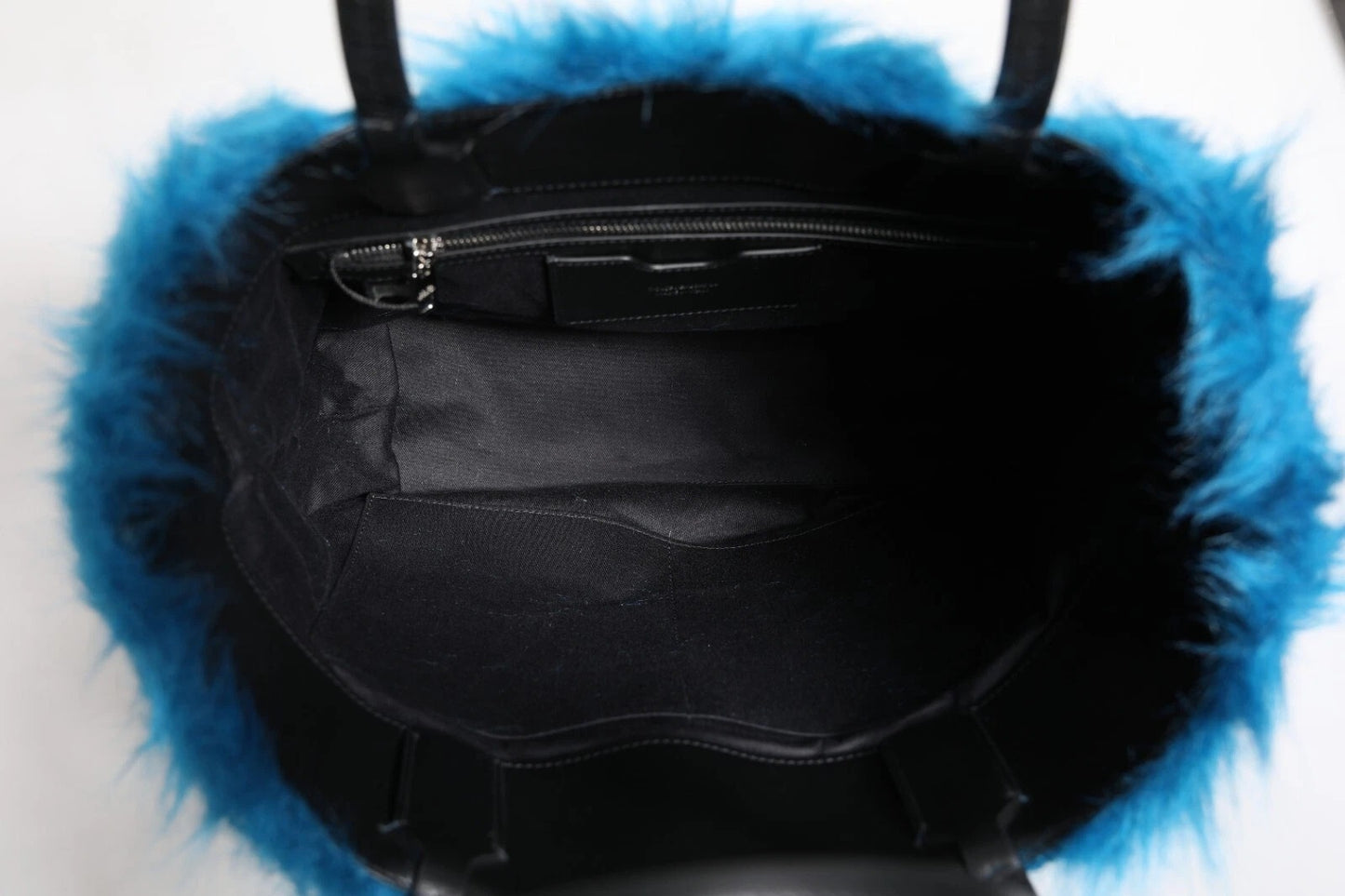 Sac à main porté épaule Dolce & Gabbana bleu en fourrure avec plaque logo et double poignée.
