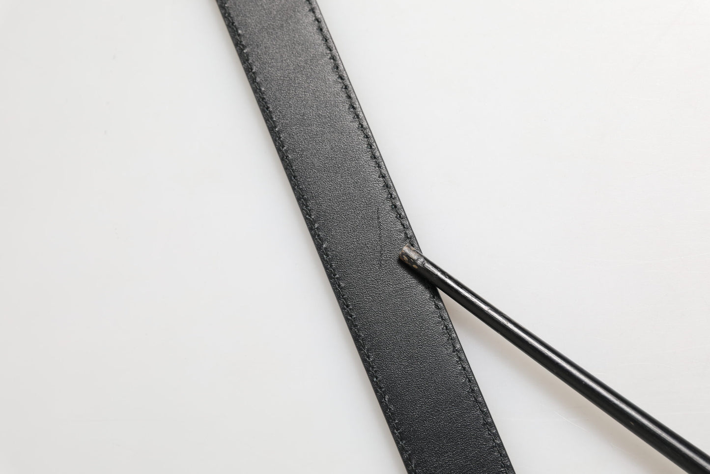 Ceinture homme en cuir noir texturé avec boucle argentée en métal de Dolce & Gabbana