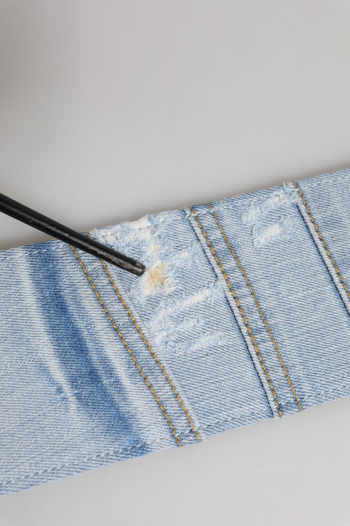 Dolce & Gabbana Blauwe, tweekleurige denim riem met gouden metalen gesp