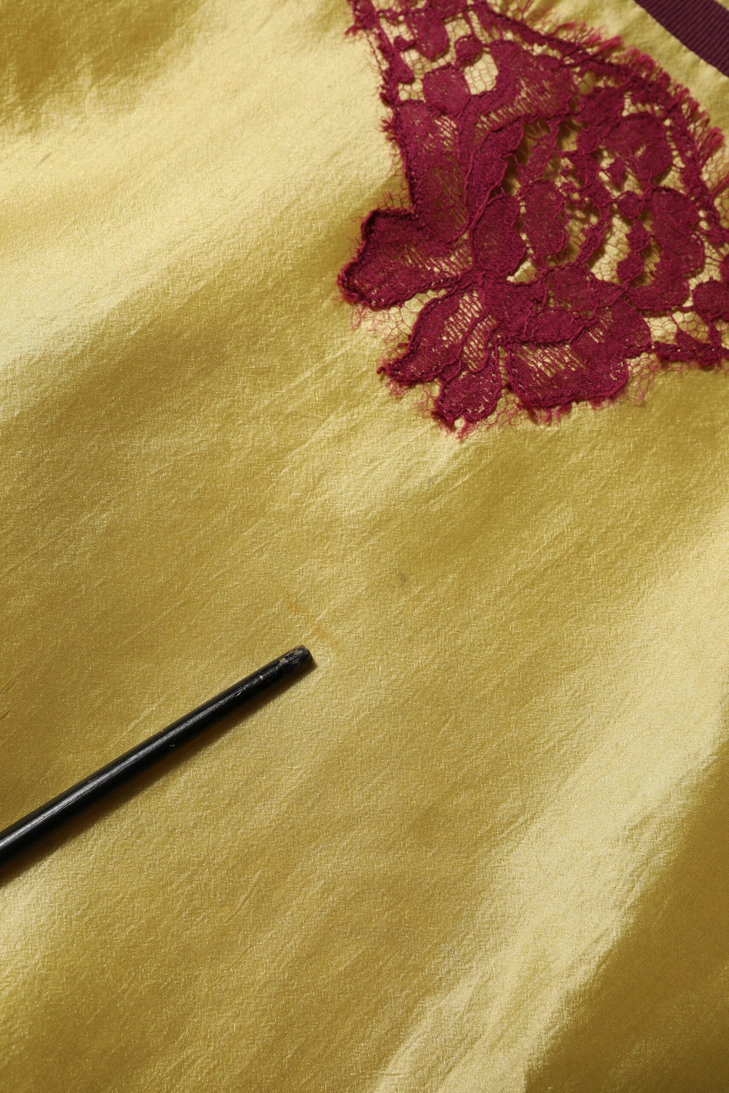 Top en satin de soie jaune à manches courtes, brodé de dentelle florale de Dolce & Gabbana