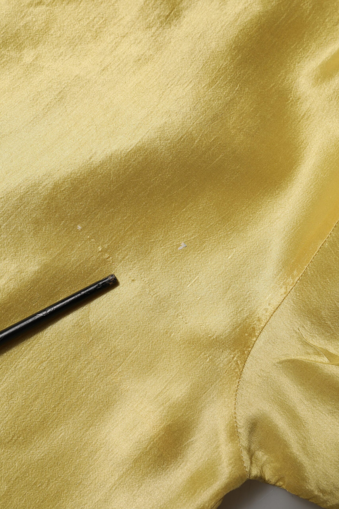 Top en satin de soie jaune à manches courtes, brodé de dentelle florale de Dolce & Gabbana