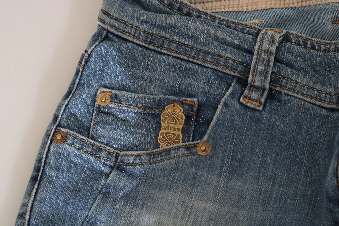 Pantalon en jean décontracté slim taille mi-hauteur, bleu délavé, John Galliano