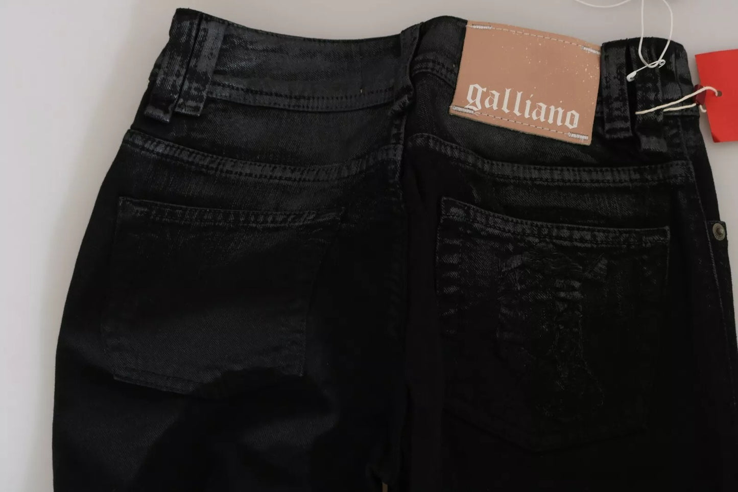 Jean décontracté en jean noir, taille haute et pattes d'éléphant, effet lavé, de John Galliano.